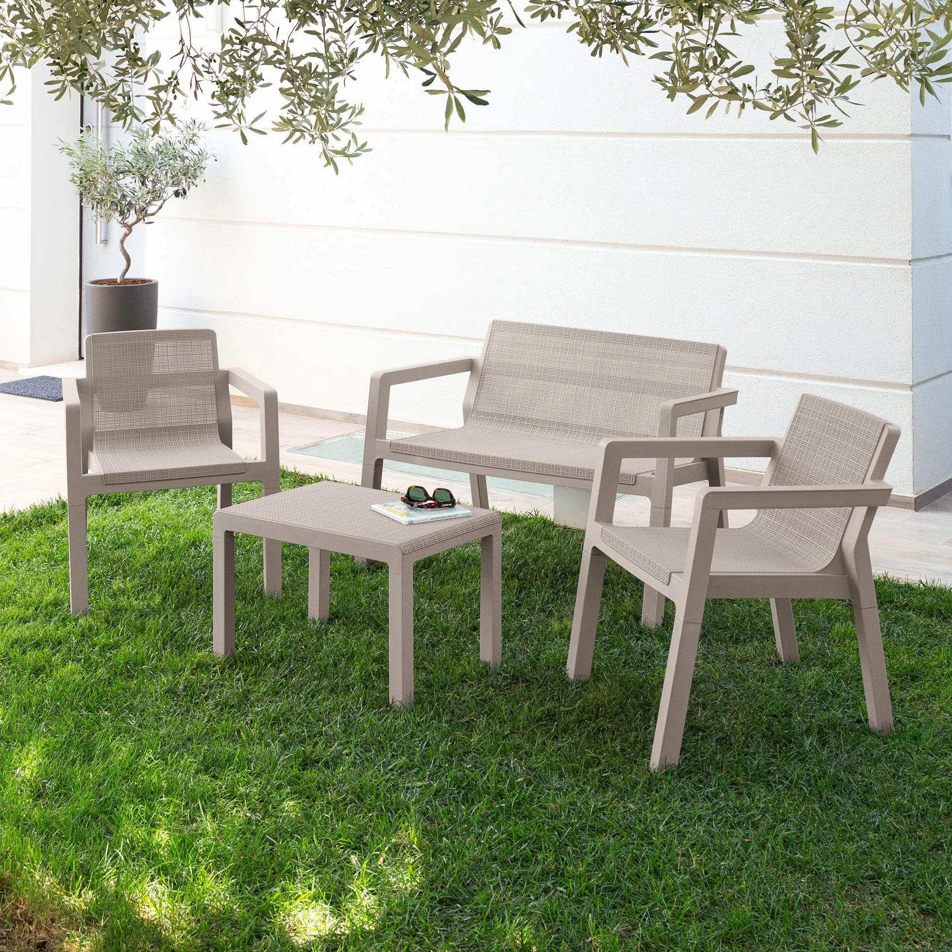 Toomax Set Salotto da giardino Riviera 4 posti grigio tortora, in polipropilene effetto juta, 2 poltrone con schienale ergonomico, divanetto da 2 posti e tavolo, ideale per terrazzi e spazi esterni