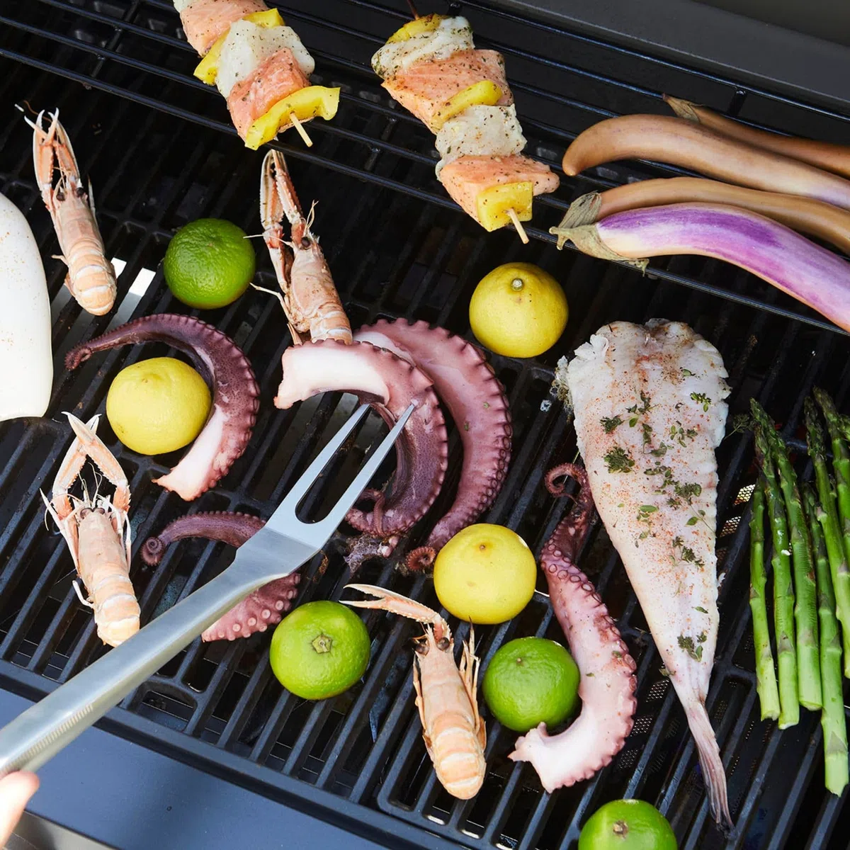 Barbecook grill gazowy Luca 412 145.4x60.3x112.3cm czarny z szafką i palnikiem bocznym