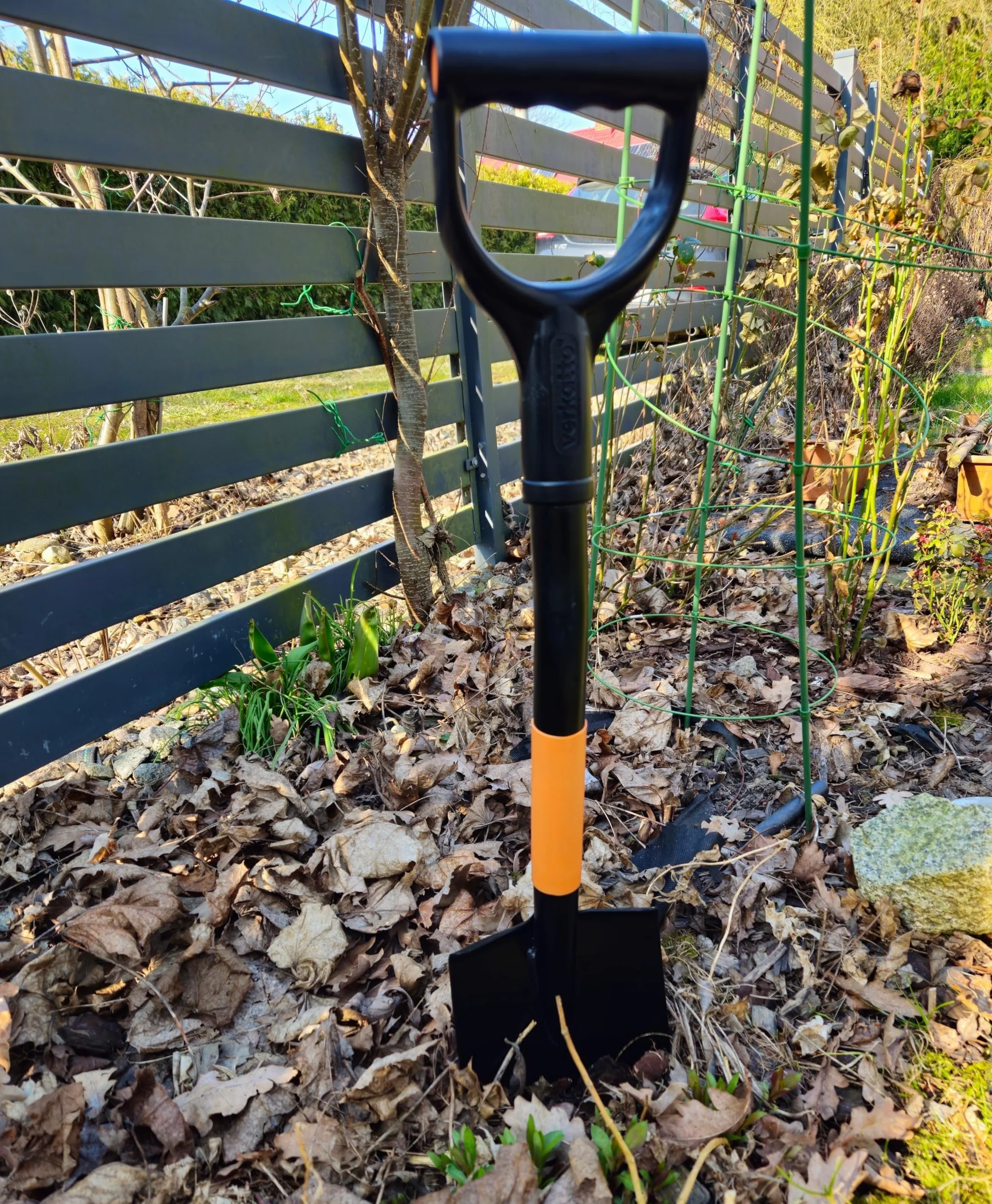MIVOS Vanga a Punta in Acciaio Temprato - 75 cm - Mini Vanga Con Manico in Metallo e Manico a D - Pala da Giardino - Piccola per Lavori di Giardinaggio e Costruzione - Made in EU