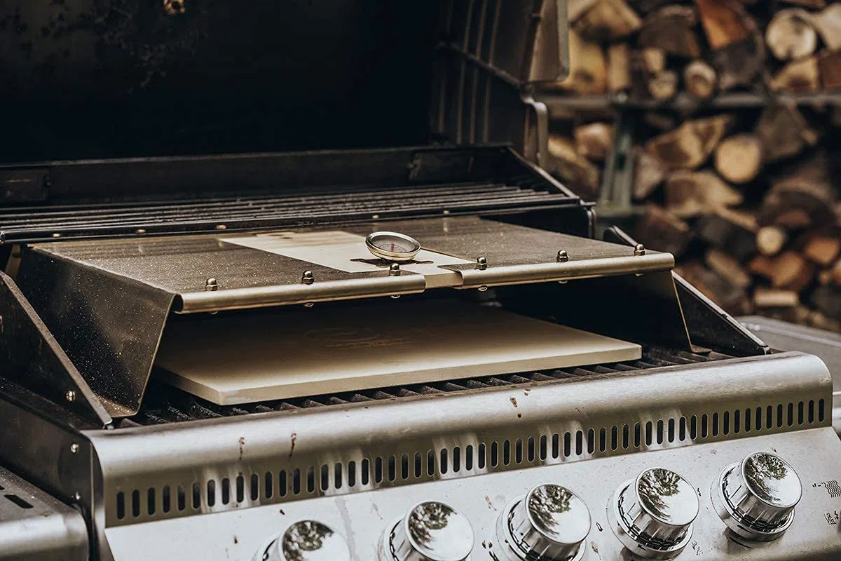 Griglia a gas Moesta-BBQ PizzaCover Flex in acciaio inox con tetto a codierite regolabile 600-900 mm