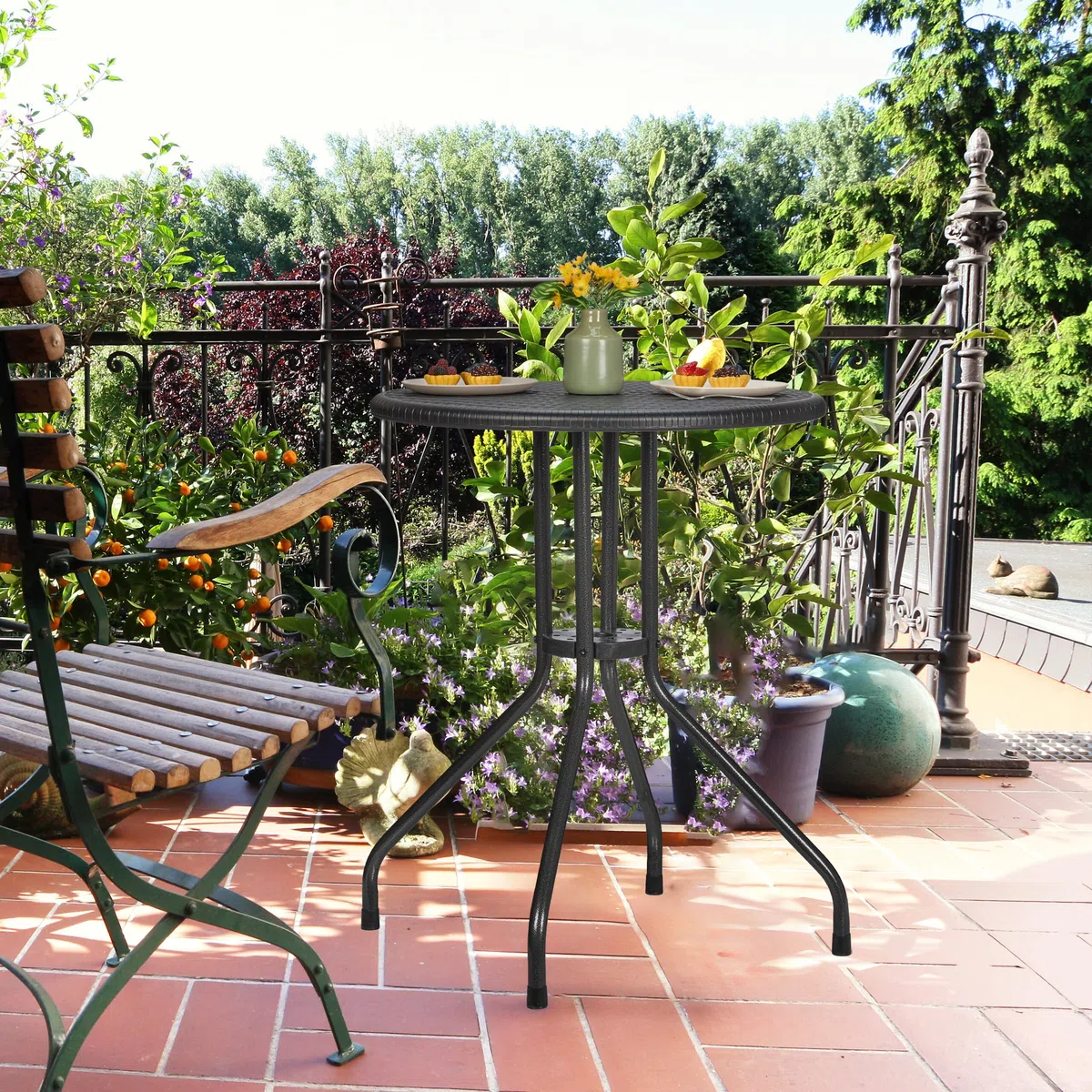 Relaxdays Tavolino da Giardino Rotondo, HxD 73 x 60 cm, Aspetto Rattan, Tavolo in Plastica e Acciaio, da Esterno, Bianco