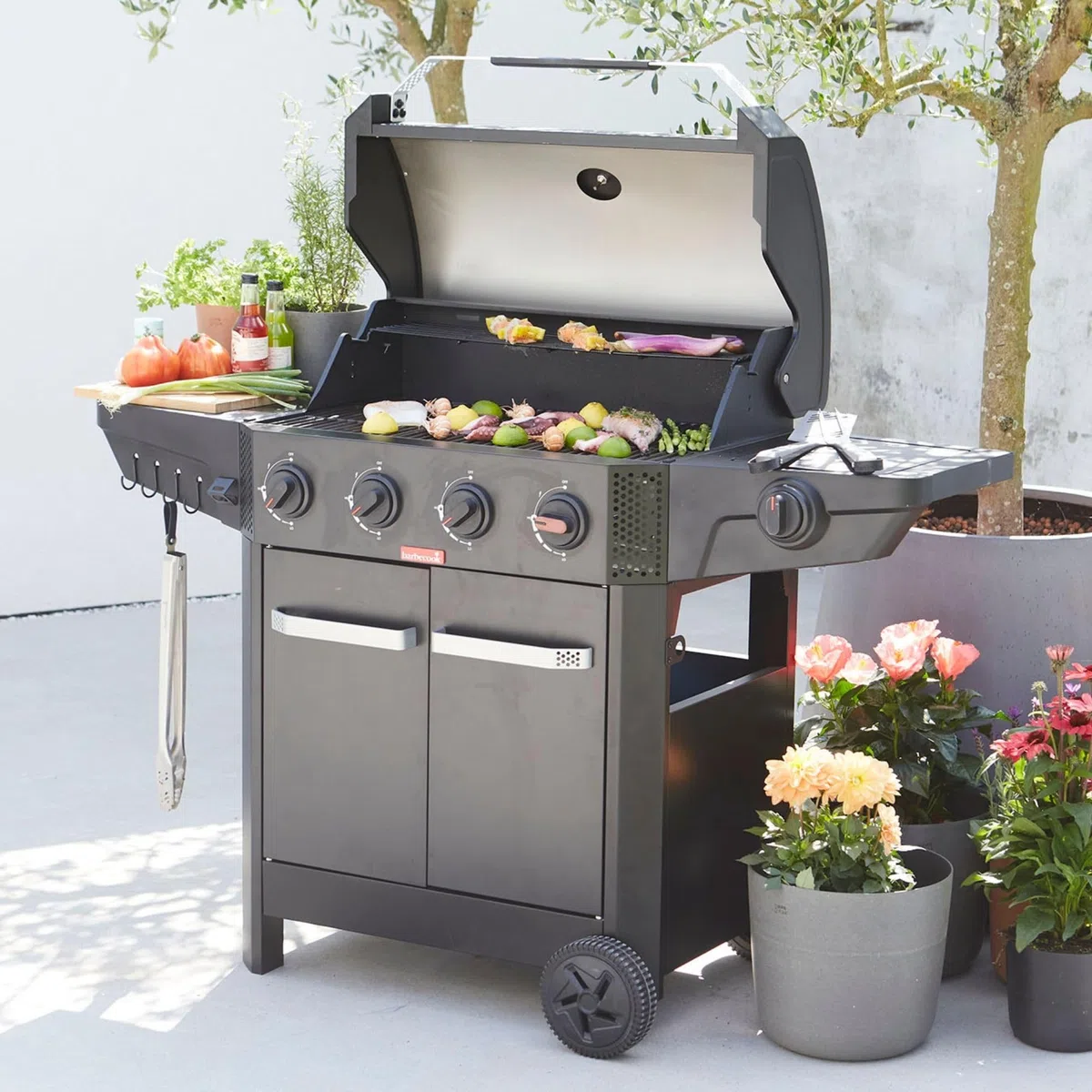 Barbecook grill gazowy Luca 412 145.4x60.3x112.3cm czarny z szafką i palnikiem bocznym