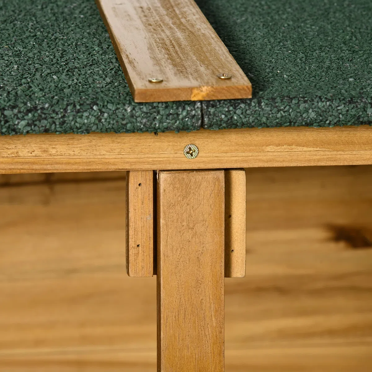 Outsunny Casetta Porta Attrezzi in Legno di Abete, Capanno da Giardino a 2 Ante con Sgabello Alto a 2 Ripiani e Tetto Idrorepellente, 140x75x157 cm