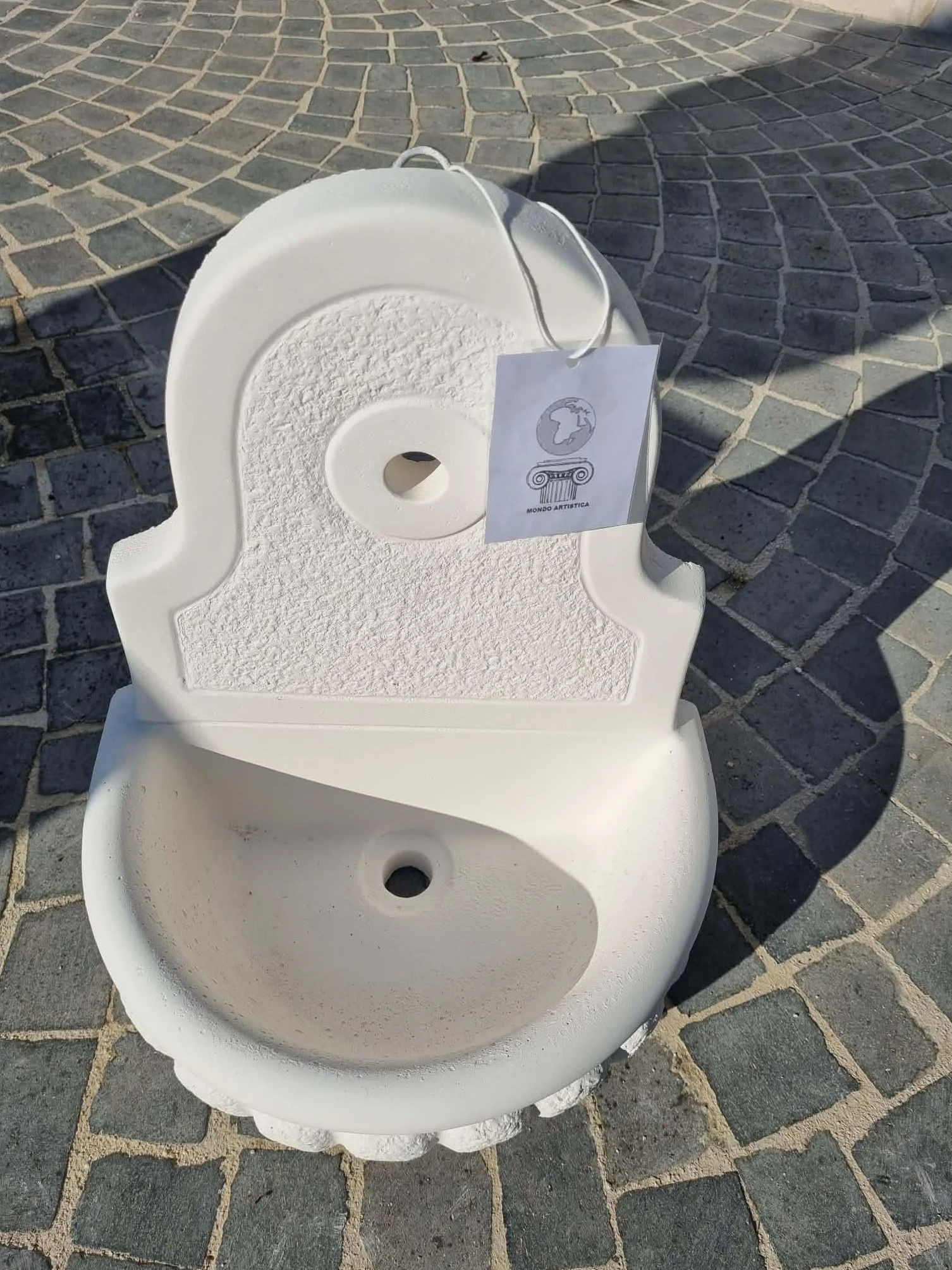 MONDO ARTISTICA Fontana da Parete Sospesa per Giardino, Cemento Bianco e Polvere di Marmo, Piccola, Per esterno altezza 48 cm