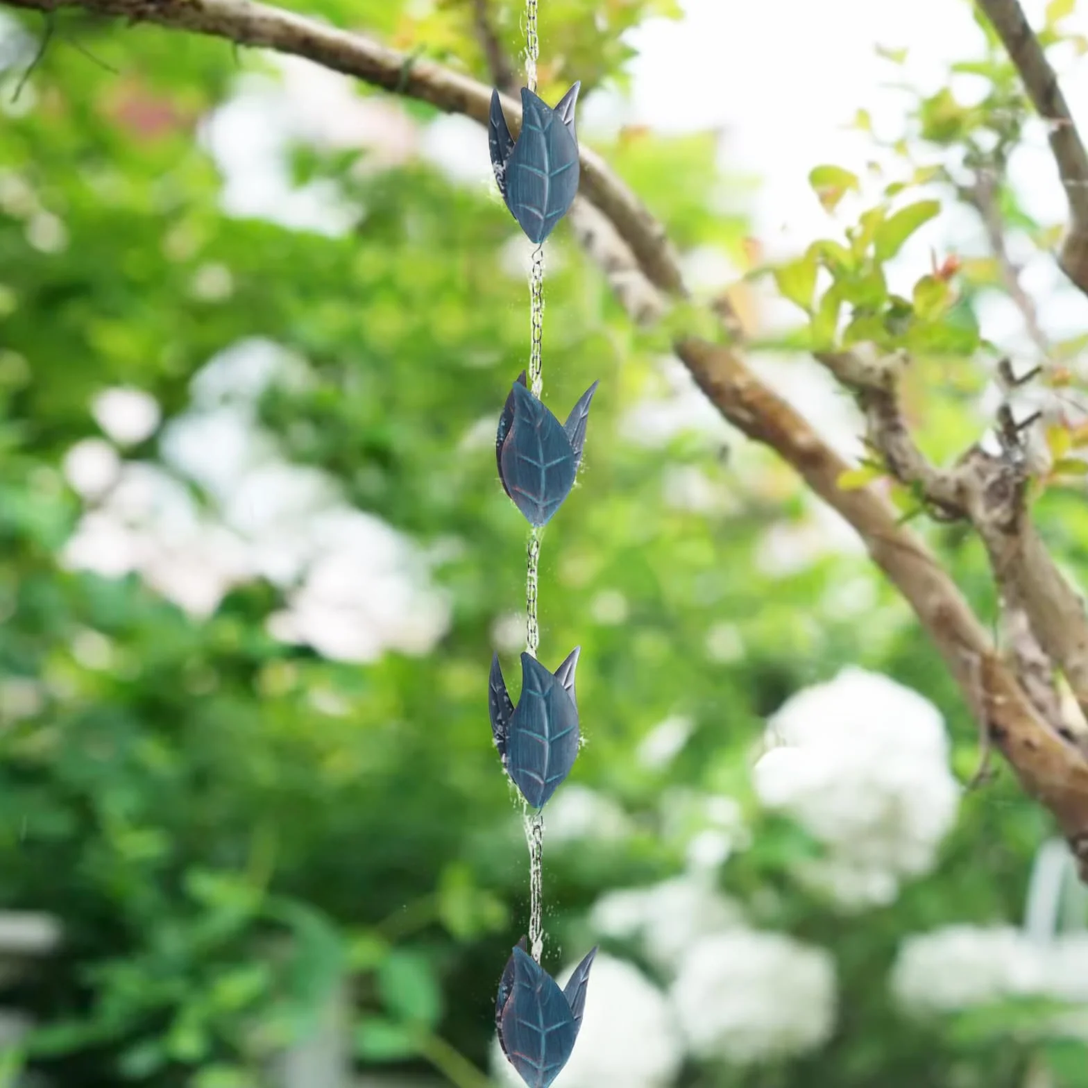 Catena della Pioggia del Metallo 2.6m, Catena Di Drenaggio Della Catena a Forma di Foglia Blu, deviatore per acqua piovana per esterni, Decorazione Giardino e all'aperto per grondaie, Eaves Drainage