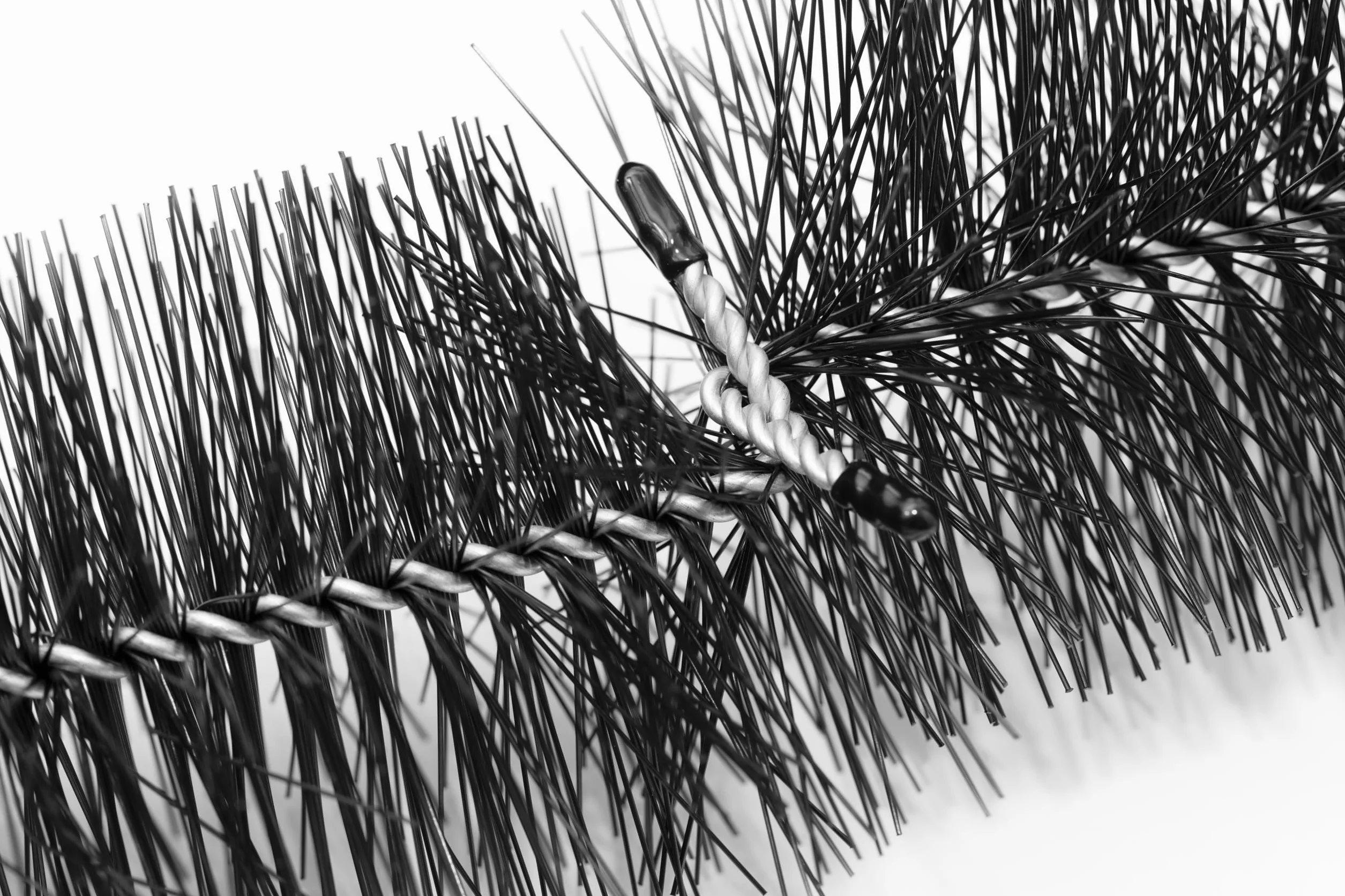 Spazzola per Grondaia 42m Ø 12 cm| Protezione Foglie e Rami | Difesa Animali e Uccelli | Installazione Facile | Adatta per Grondaie Semicircolari, Nero, Ciniglia