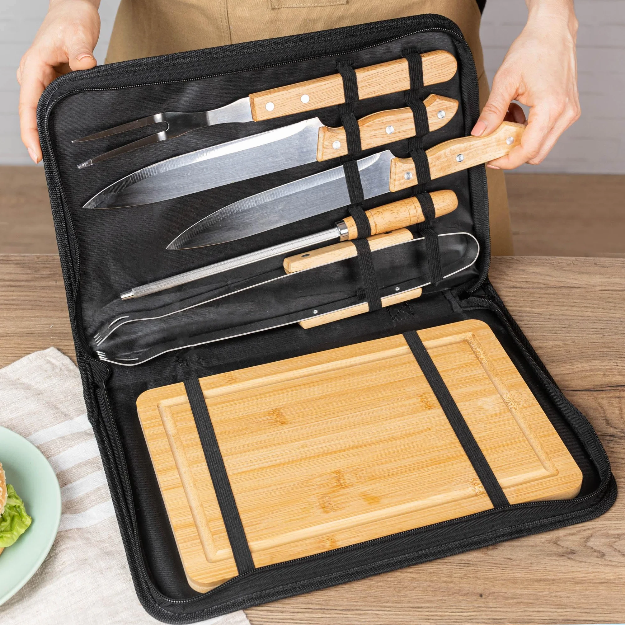 Wanapix | Set per Barbecue Personalizzato | Include 6 Accessori (2 coltelli, Affilatore, Trinciatrice, Pinzette, Tavola) | Custodia Personalizzata con Nome e Testo | Best BBQ