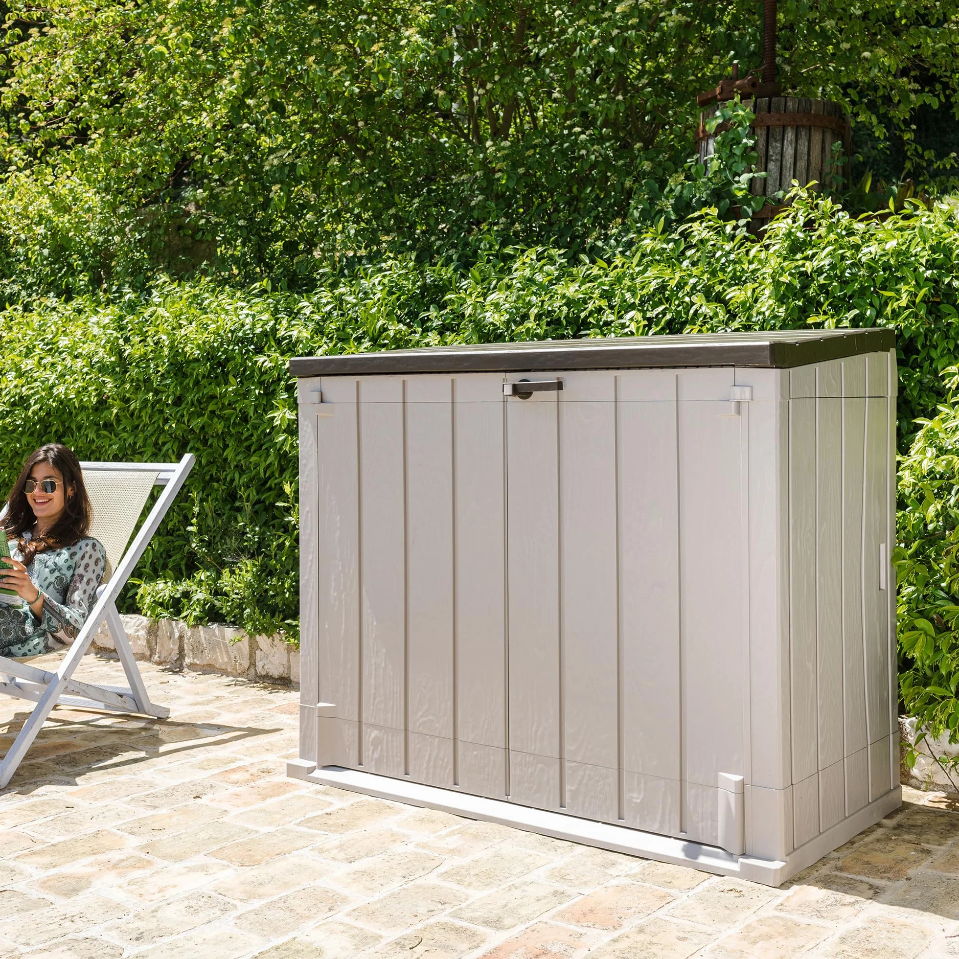 Toomax Storer Plus XL Baule da 1270L portattrezzi giardino, 145x85x124,5h cm effetto legno grigio talpa/marrone, porta bidoni spazzatura con coperchio assistito, resistente ai raggi UV, per esterni
