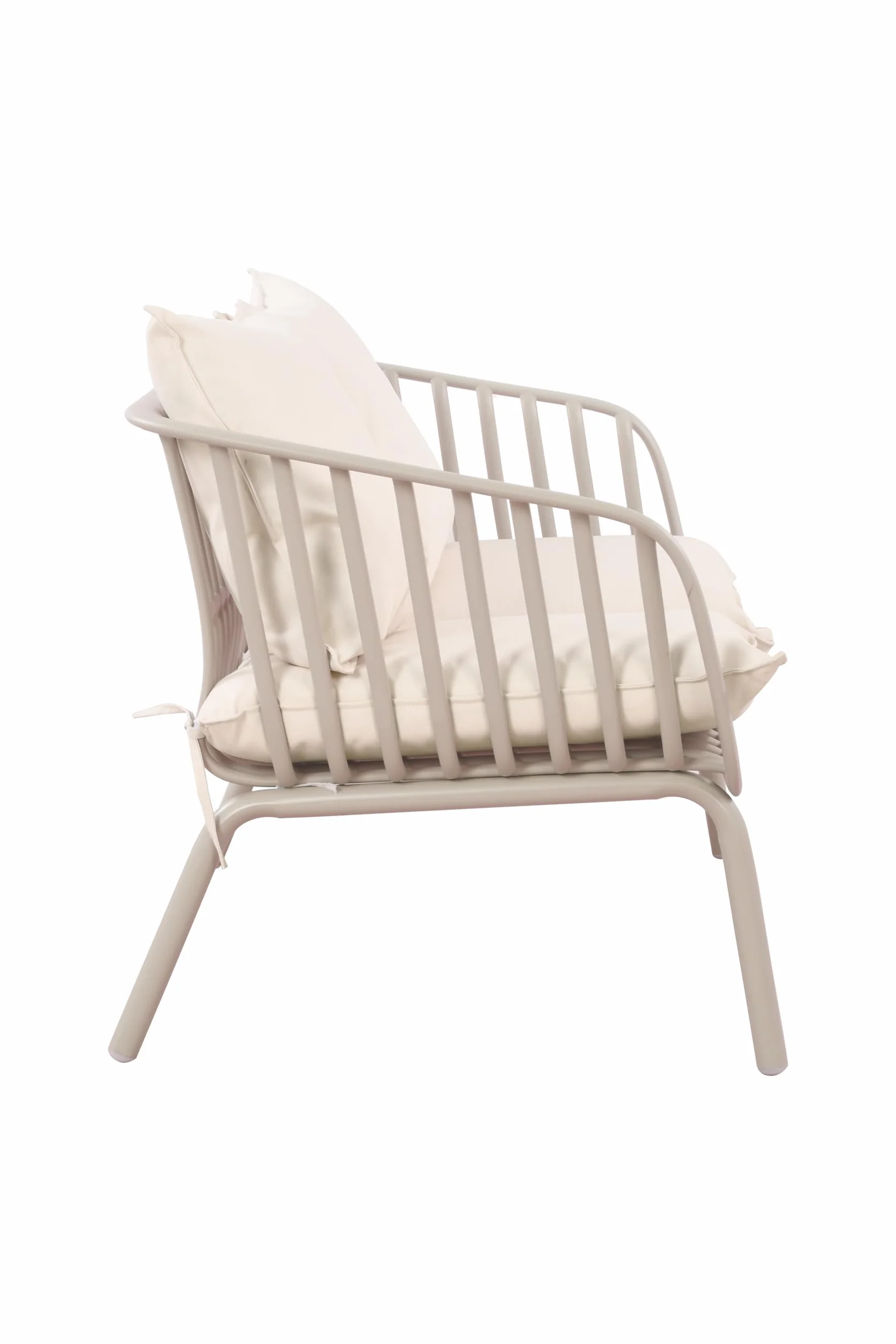 AVANTI TRENDSTORE - Albavilla - Set da giardino in plastica sintetica, composto da 2 poltrone, 1 poltrona a 2 posti e 2 tavolini rotondi. Disponibile in 2 colori.