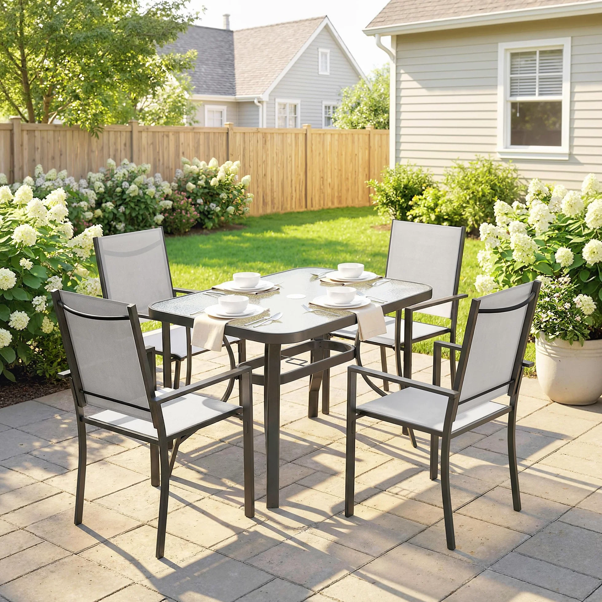 Outsunny Set Tavolo e Sedie da Giardino 5 Pezzi, Set Pranzo Esterno con 4 Sedie Impilabili Texteline, Tavolo Vetro Temperato, Foro Ombrellone, Acciaio, Grigio Chiaro