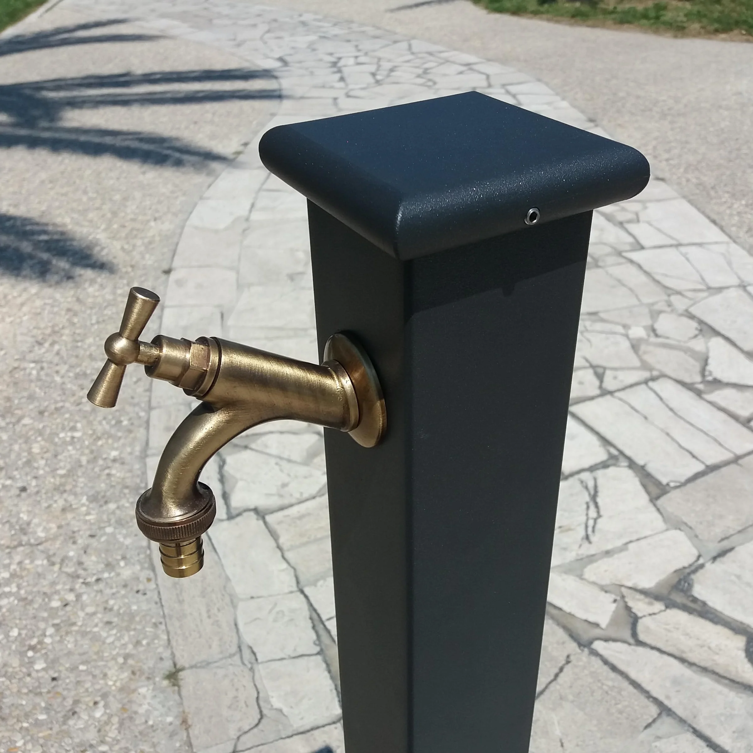 Fonderia Bongiovanni | Fontana a Colonna | Modello Olimpia | per Casa Giardino | con Impianto Idrico | con Rubinetto Ottone Brunito | Fontana Colonna da Giardino Esterno | Fontana da giardino esterno