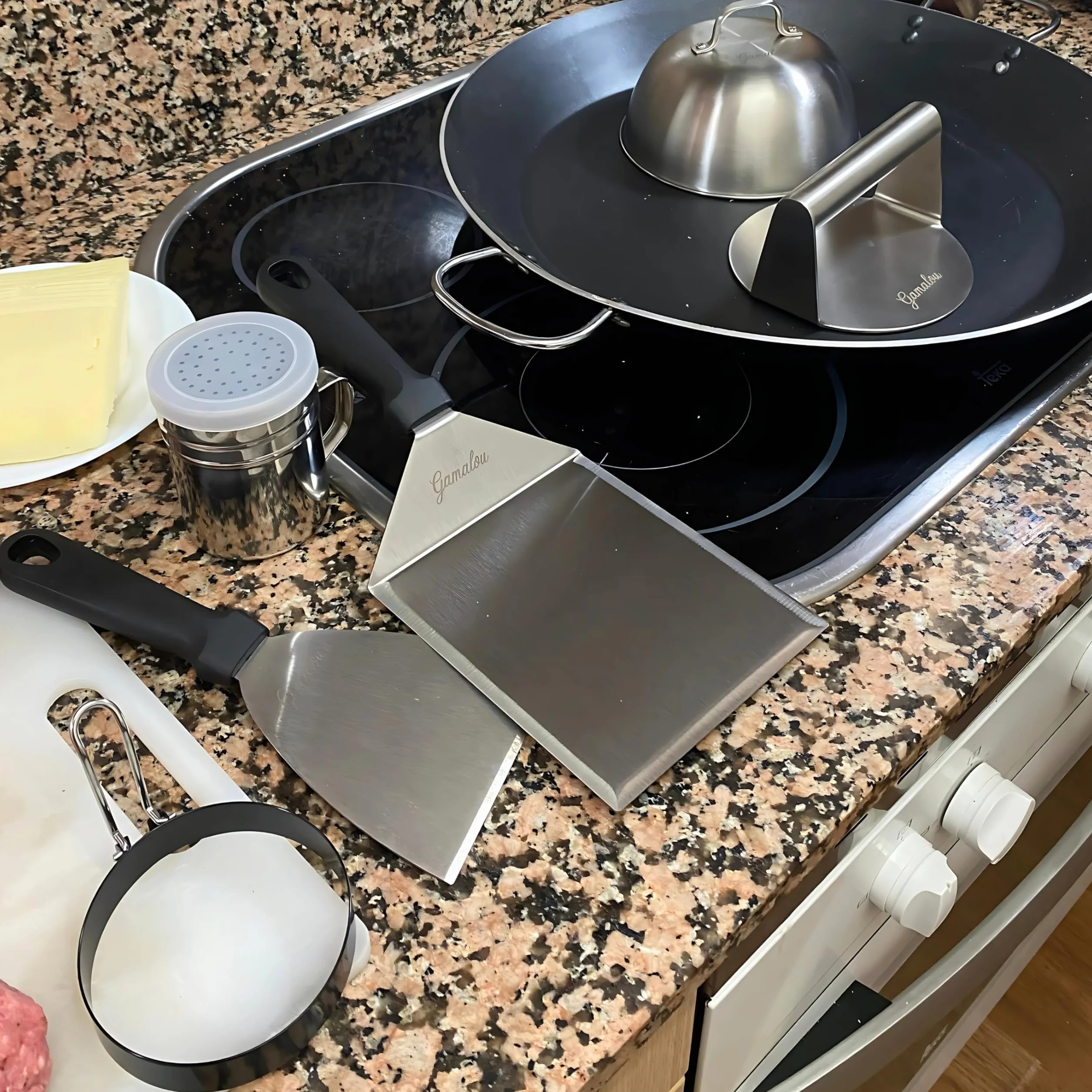 Smash Burger Kit Professionale in Acciaio Inox: Pressa Hamburger, Spatola 13 cm, Raschietto 10 cm, 2 Cloche, Anelli Uovo e Spargispezie per Griglia, Piastra, Padella – Certificato EU