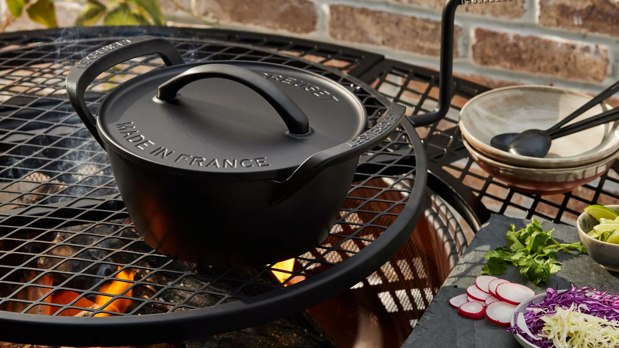 Le Creuset Casseruola rotonda in ghisa per barbecue da esterno