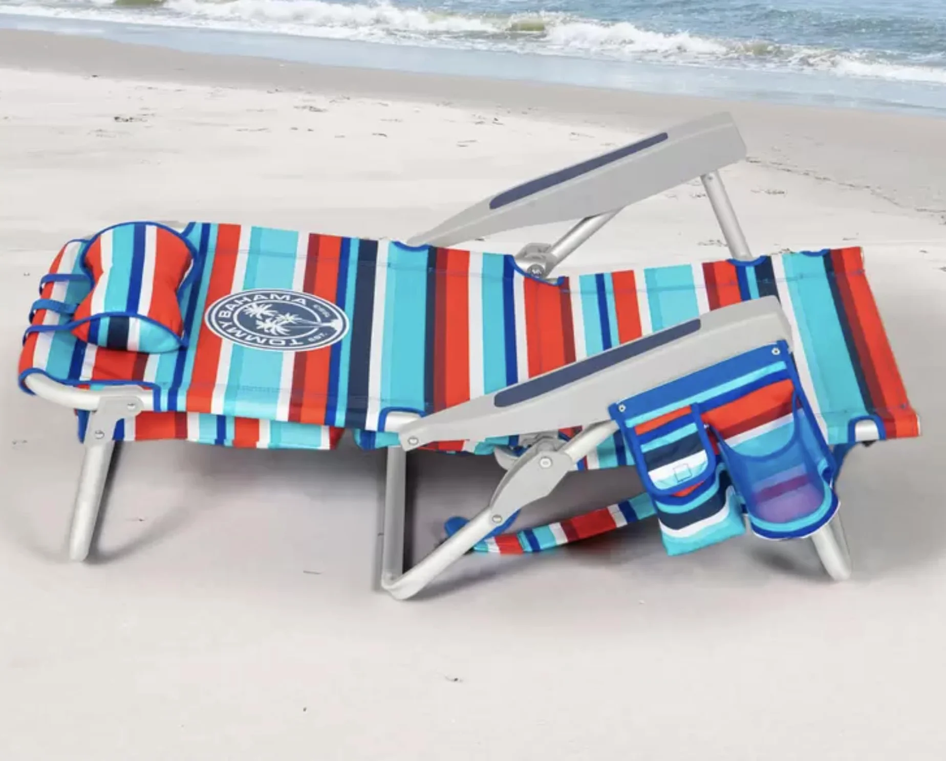 Tommy Bahama Sedia da Spiaggia Zaino Modello 2025 – Pieghevole, Regolabile e Leggera | 5 Posizioni | Design Tropicale | Struttura in Alluminio | Righe Rosse/Verde Acqua