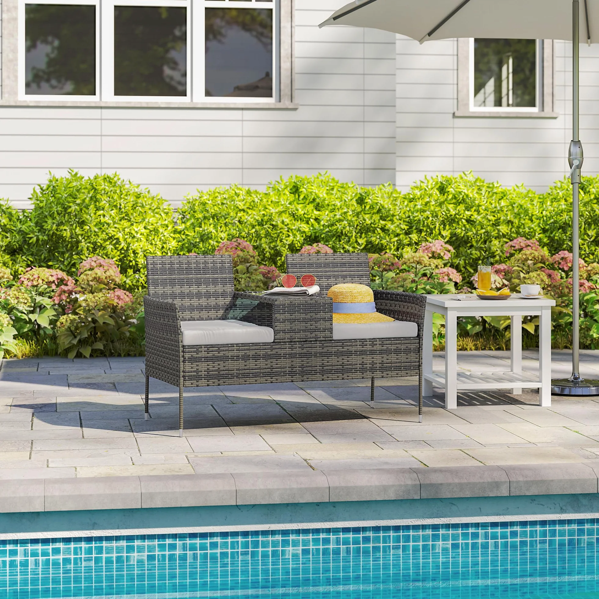 Outsunny Panchina da Giardino a 2 Posti in Rattan e Acciaio, Panchina da Esterno con Cuscini e Tavolino da Caffè Centrale in Vetro Temperato, Divano da Esterno, 135x64x81 cm, Grigio Scuro