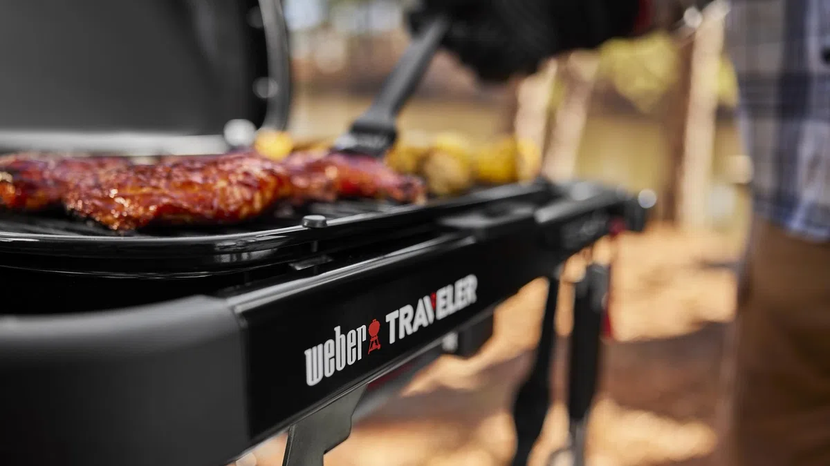 Weber Traveler Compact Barbecue a Gas, Griglia 52x36 cm, BBQ Portatile, Carrello Ripiegabile, Nero
