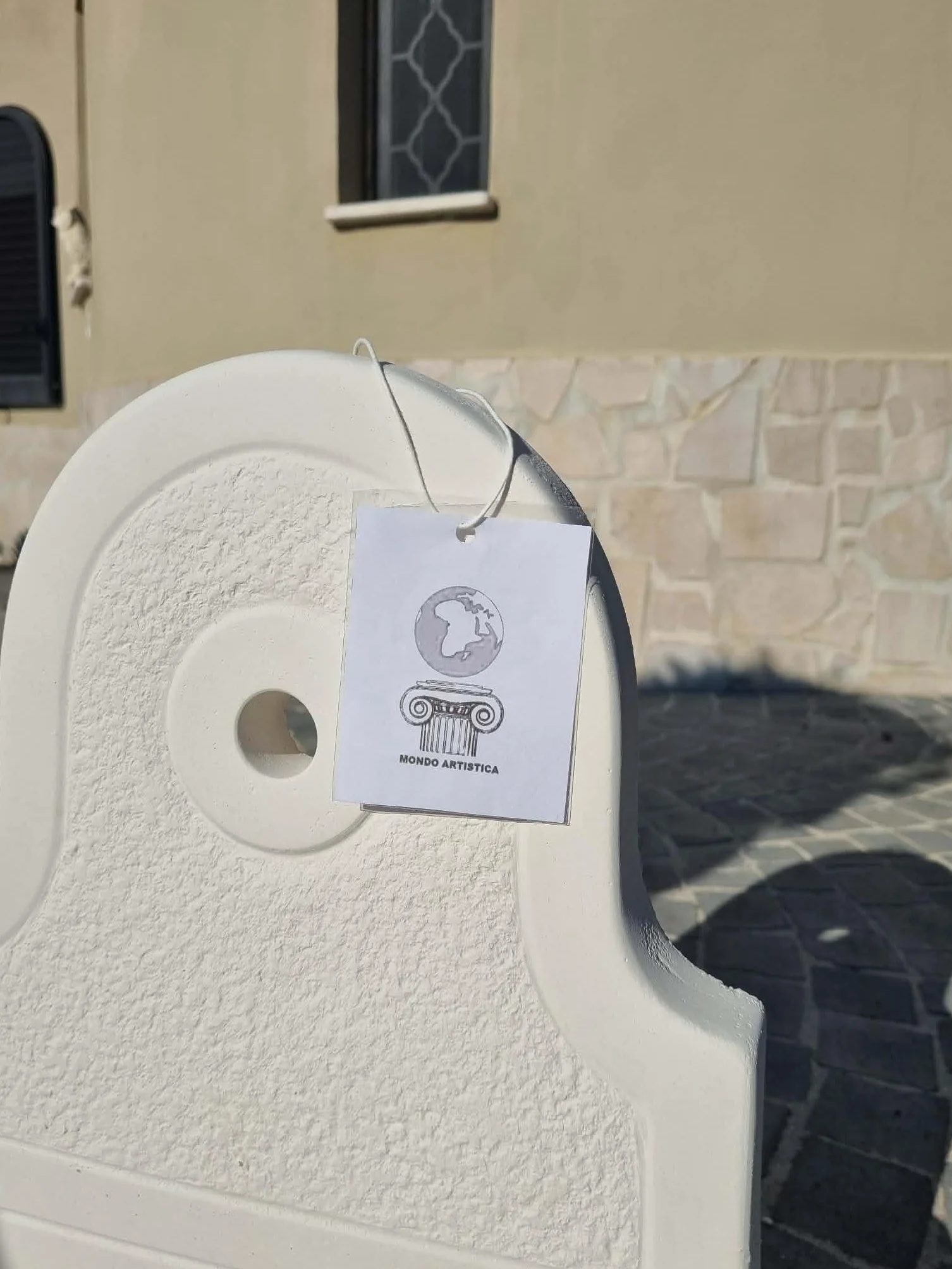 MONDO ARTISTICA Fontana da Parete Sospesa per Giardino, Cemento Bianco e Polvere di Marmo, Piccola, Per esterno altezza 48 cm