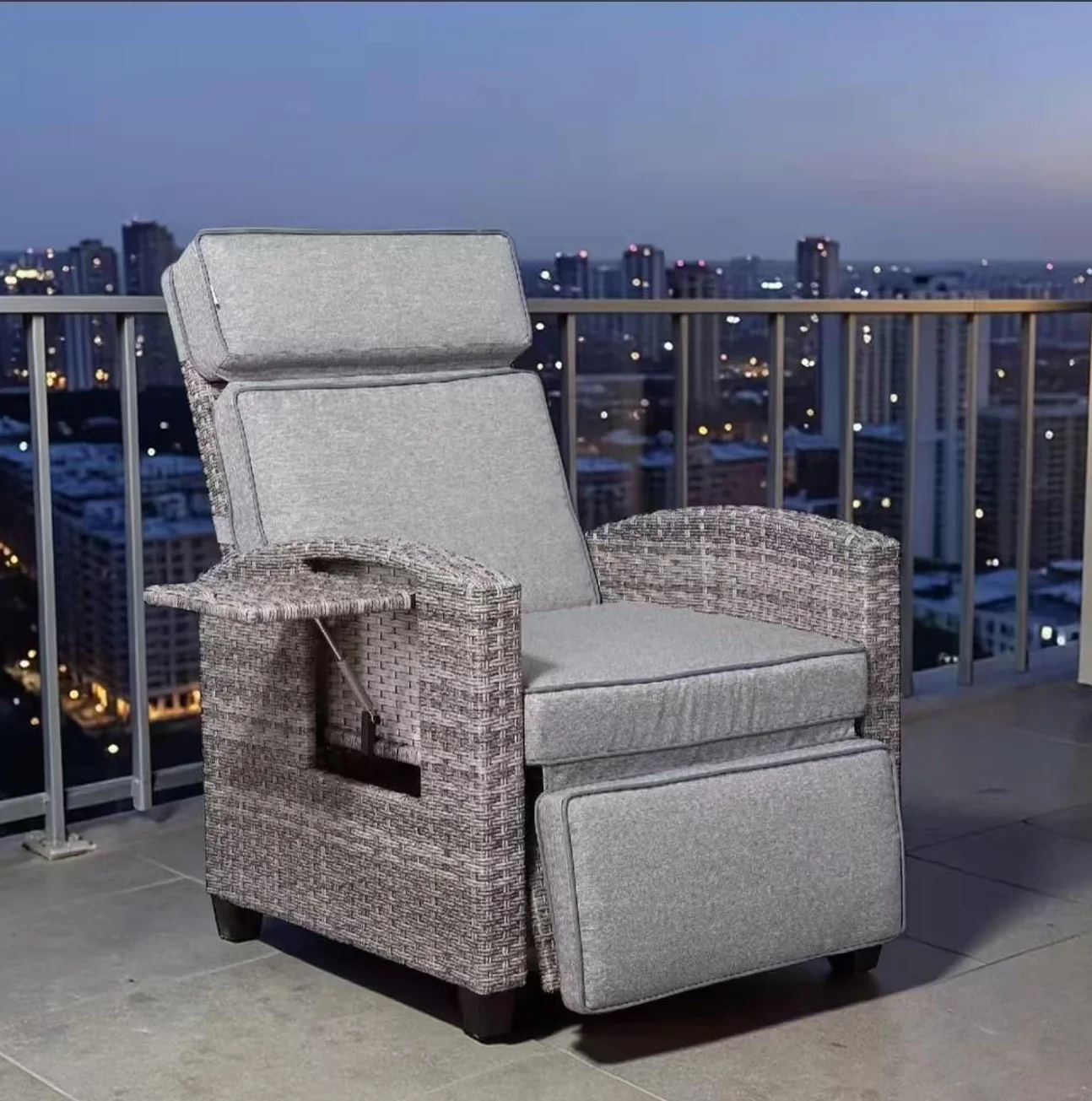 Rattan park Poltrona relax con schienale regolabile, con tavolo pieghevole e cuscino, per giardino, terrazza, esterno – vimini marrone (Brown)