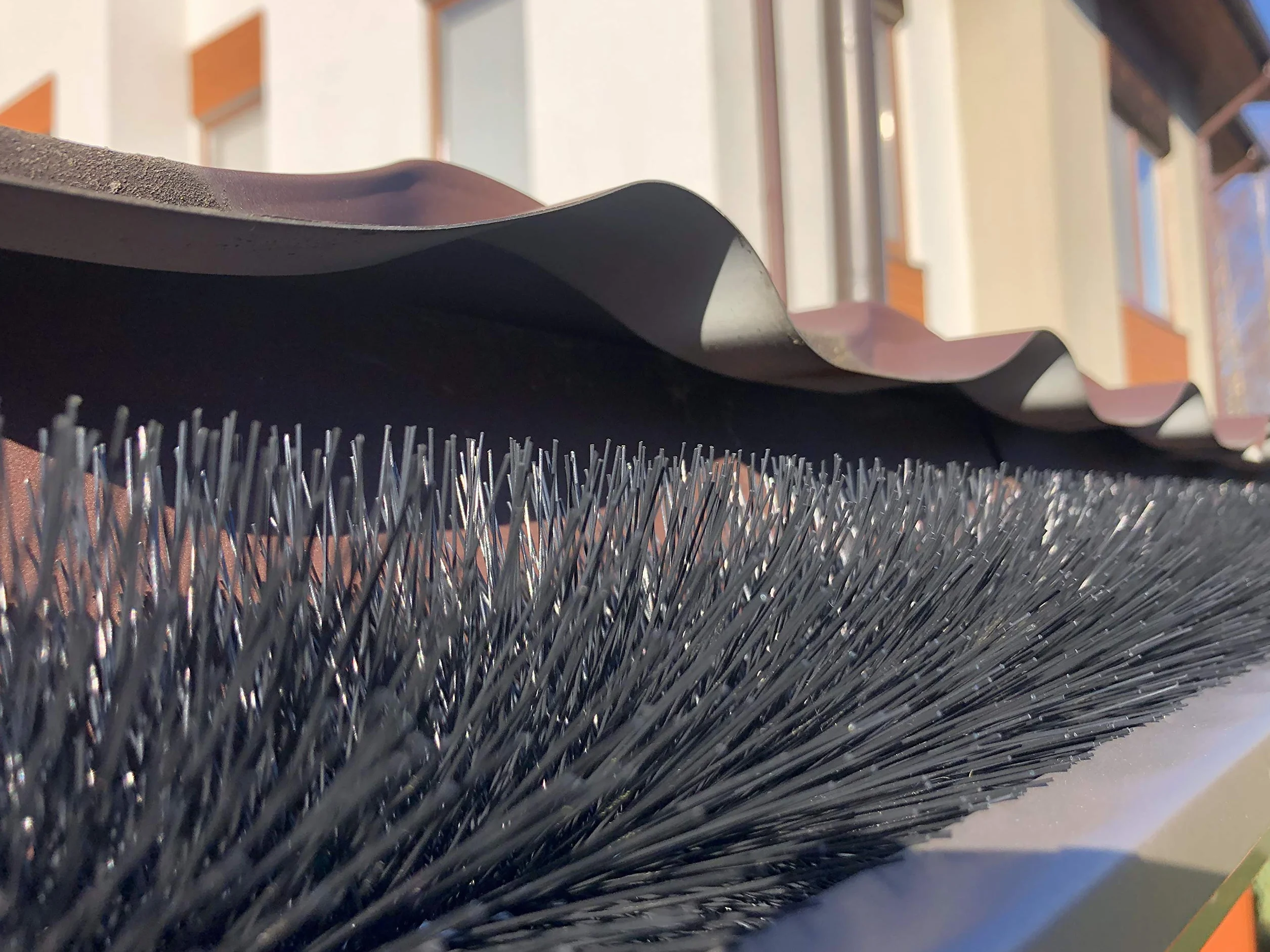 Spazzola per Grondaia 42m Ø 12 cm| Protezione Foglie e Rami | Difesa Animali e Uccelli | Installazione Facile | Adatta per Grondaie Semicircolari, Nero, Ciniglia