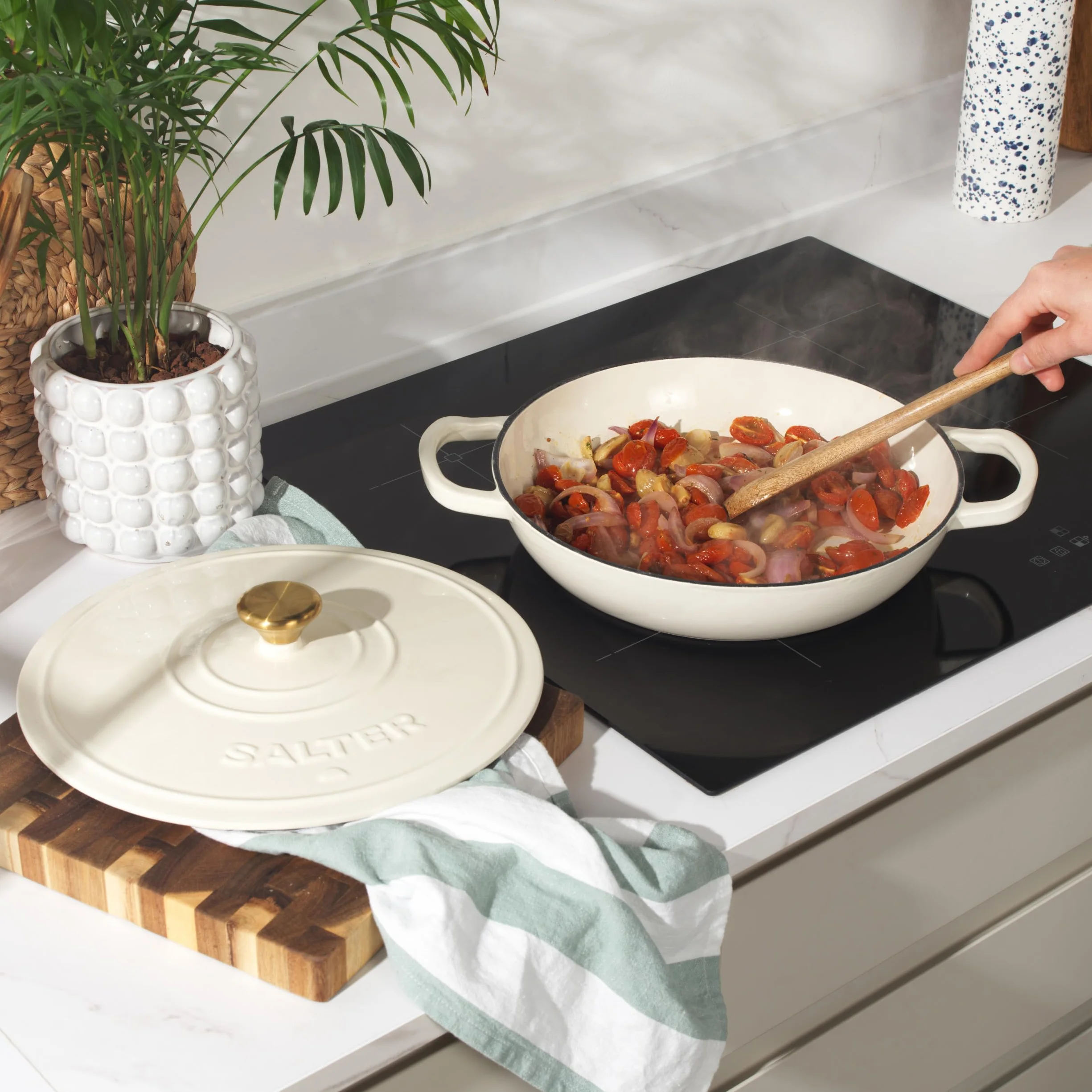Salter Casseruola a Bassa Altezza in Ghisa Chester – Crema, 30 CM, Coperchio Auto-Irrorante, Forno Olandese, Cucina da Piano di Cottura a Forno, Adatta per Tutti i Tipi di Piano cottura 2.8L