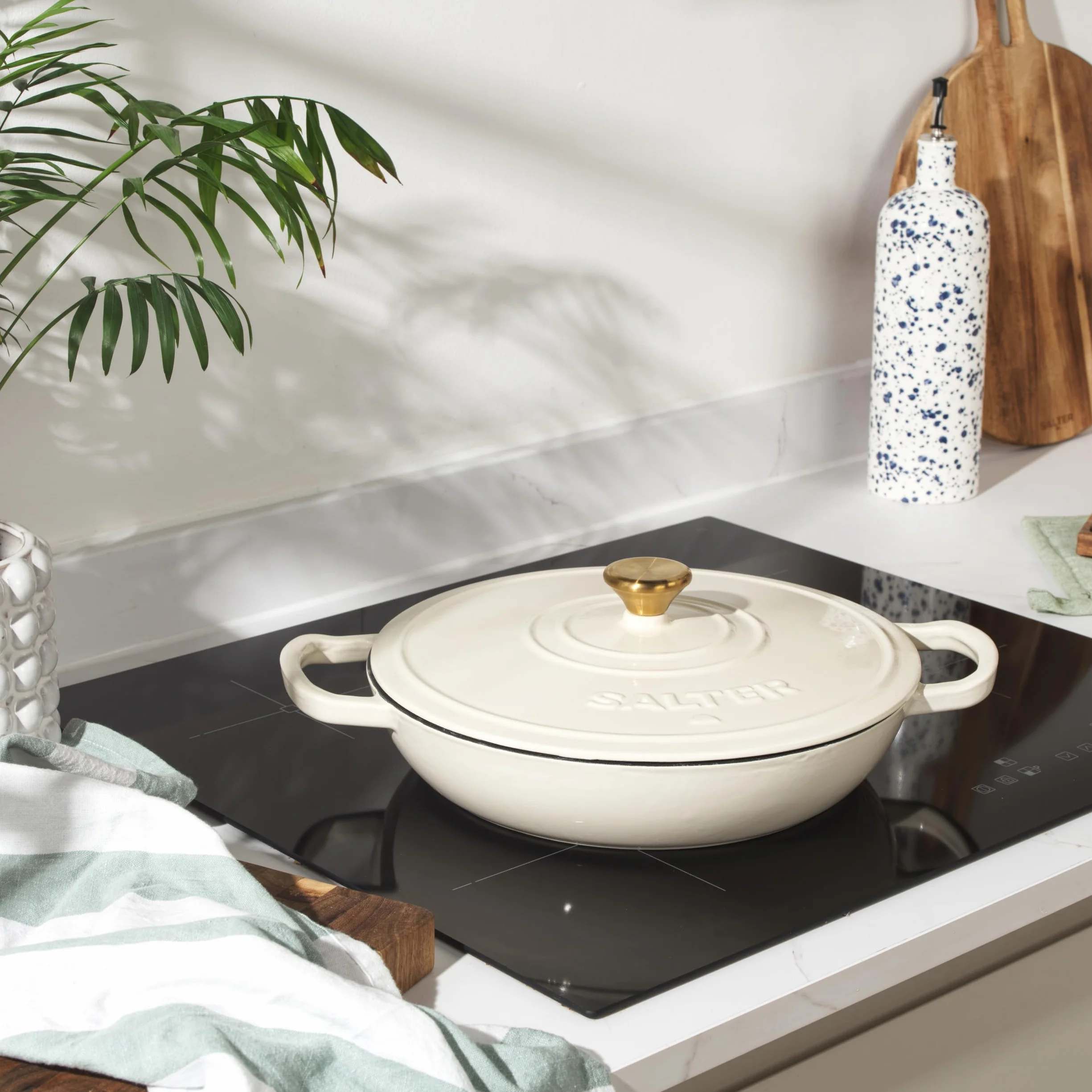 Salter Casseruola a Bassa Altezza in Ghisa Chester – Crema, 30 CM, Coperchio Auto-Irrorante, Forno Olandese, Cucina da Piano di Cottura a Forno, Adatta per Tutti i Tipi di Piano cottura 2.8L