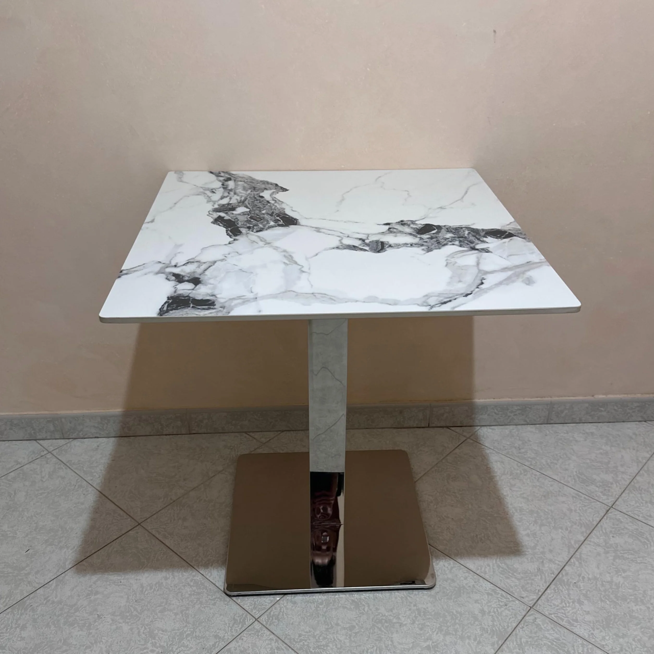 Gruppo Maruccia - Tavolo per Bar, Risroranti, Giardino - Top Effetto Marmo in Pietra Sinterizzata - Piede Centrale Quadrato (Silver e Bianco, 70 x 70 cm)