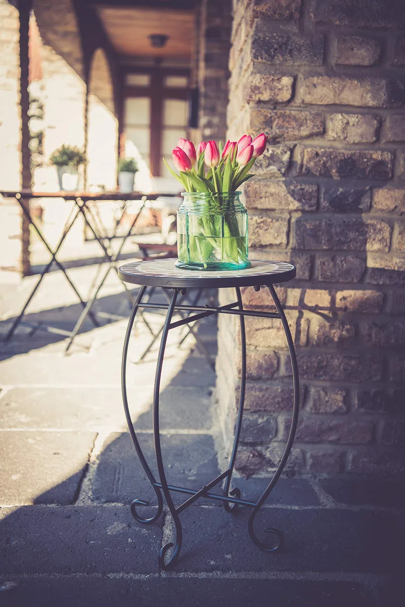 Tavolo da giardino mosaicato con portafiori in metallo per balcone esterno