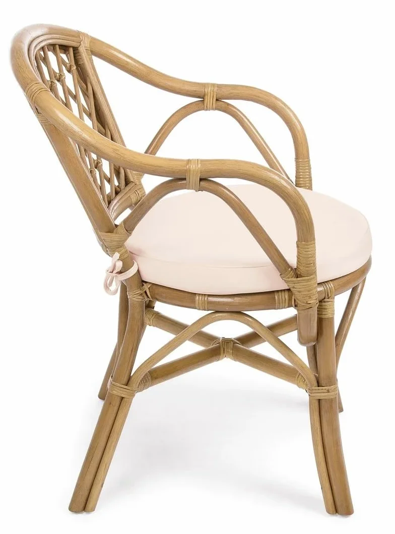 Poltrona vimini in rattan naturale per interno ed esterno. Artigianale ed ecosostenibile. Cuscino trapuntato incluso.