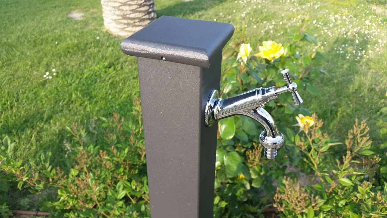 FONDERIA BONGIOVANNI | Fontana a Colonna | Modello Olimpia | per Casa Giardino | con Impianto Idrico | con Rubinetto Ottone Cromato | Fontana Colonna da Giardino Esterno | Fontana da giardino esterno