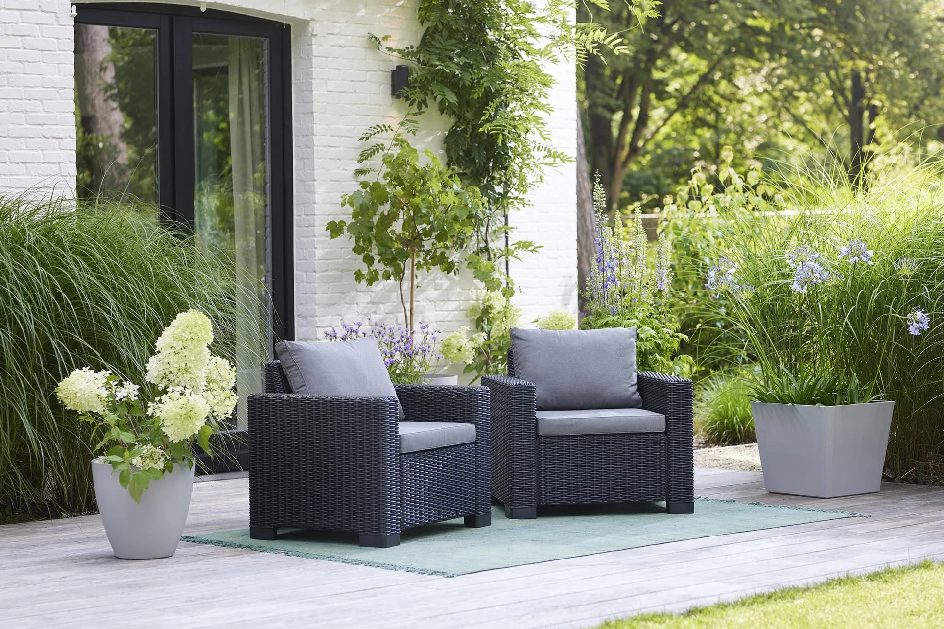 Keter Set 2 divanetti da esterno California adatti per arredare il giardino con cuscini inclusi, color grafite 83x68x71 cm