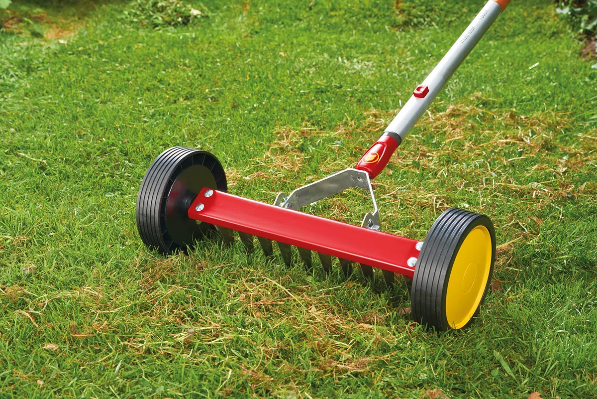 Wolf-Garten Scarificatore-Arieggiatore Manuale UR-M3 Multi-Star, Rosso/Giallo 9.5x47x60.5 cm