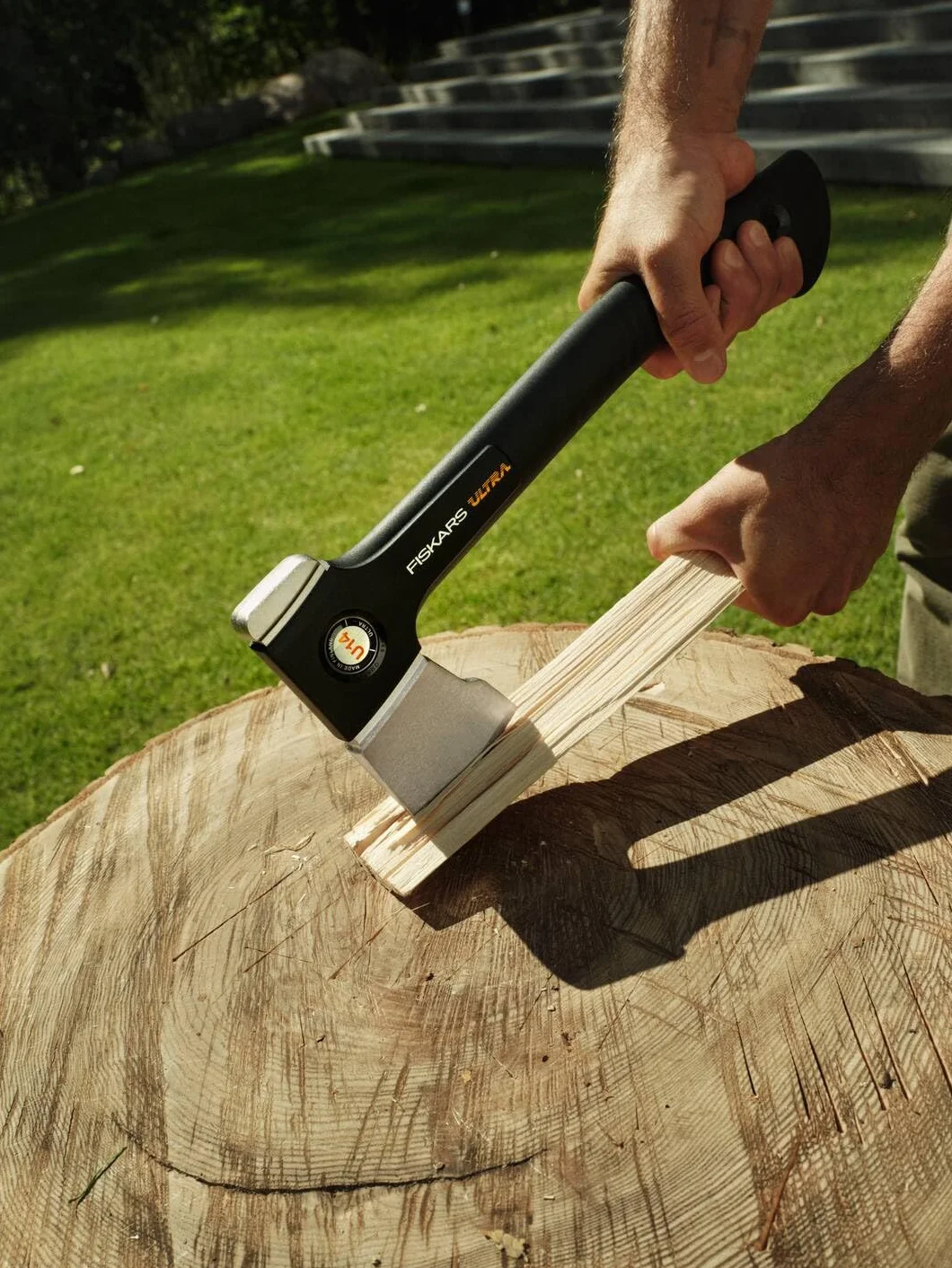 Fiskars Ultra Ascia Universale U14, Ascia Multiuso per Giardino, Lama Acciaio Carbonio, Manico FiberComp, 35,5 cm, Nero