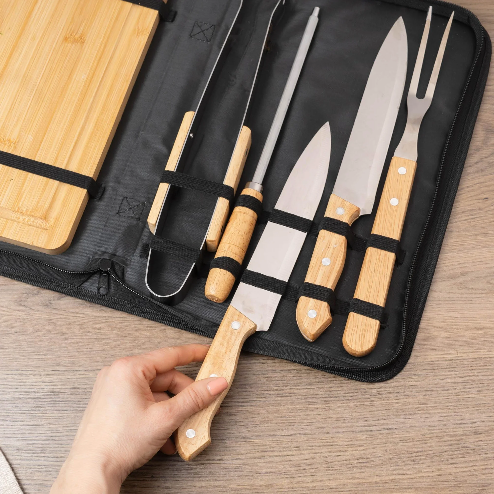 Wanapix | Set per Barbecue Personalizzato | Include 6 Accessori (2 coltelli, Affilatore, Trinciatrice, Pinzette, Tavola) | Custodia Personalizzata con Nome e Testo | Best BBQ