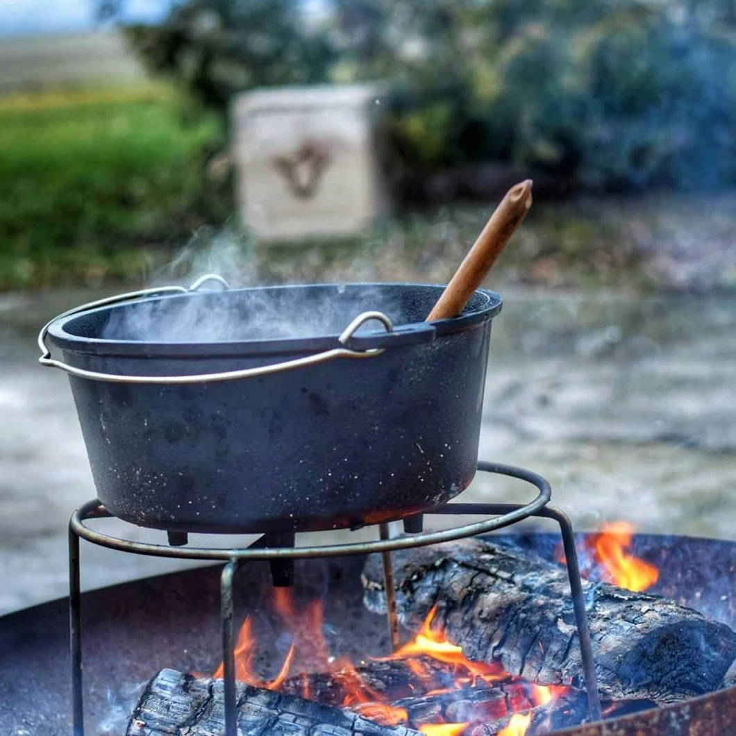 BBQ-Toro Dutch Oven Kit a 6 pezzi in scatola di legno, ghisa, bruciato in, pentola, padella, griglia, treppiede e altro ancora