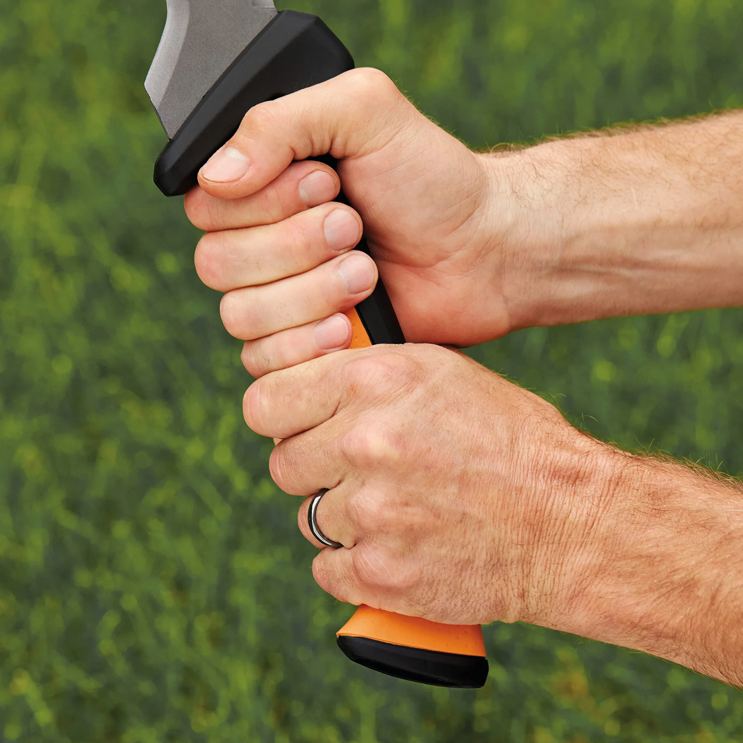 Fiskars Machete-Ascia 46 cm, Lama in Acciaio Temprato, Fodero in Nylon, Nero/Arancione