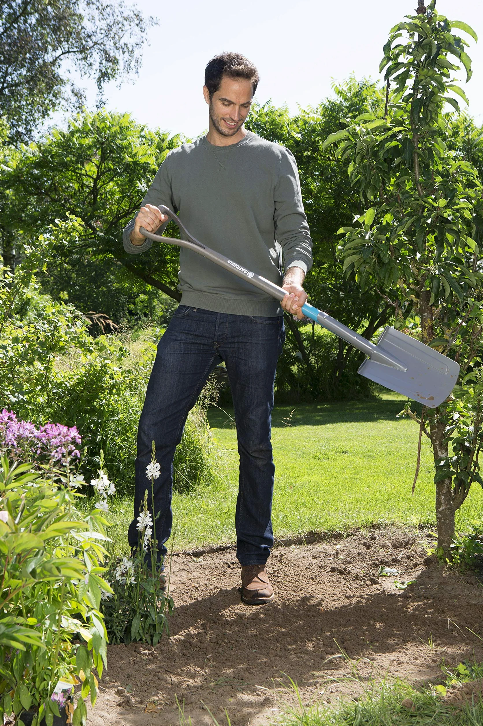 Gardena Vanga Natureline: Vanga da Giardino in Acciaio di Alta qualità per Scavare e Smuovere, Poggiapiedi Sicuro, Manico in Frassino Fsc (17000-20)