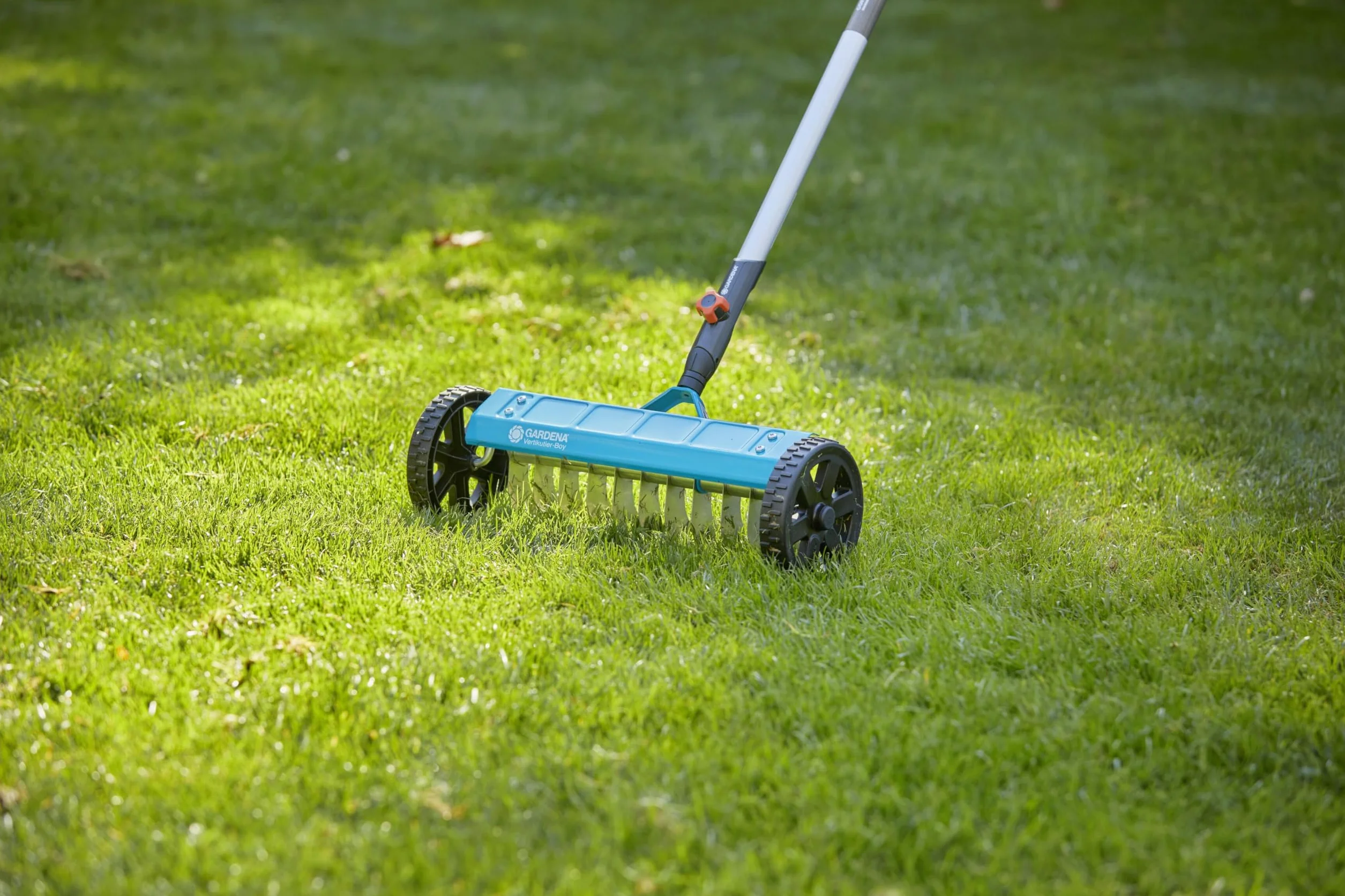 Gardena Miniaeratore su ruote Gardena combisystem: Scarificatore manuale per eliminare muschio, erbacce ed erba infeltrita, con ruote robuste (3395-88)