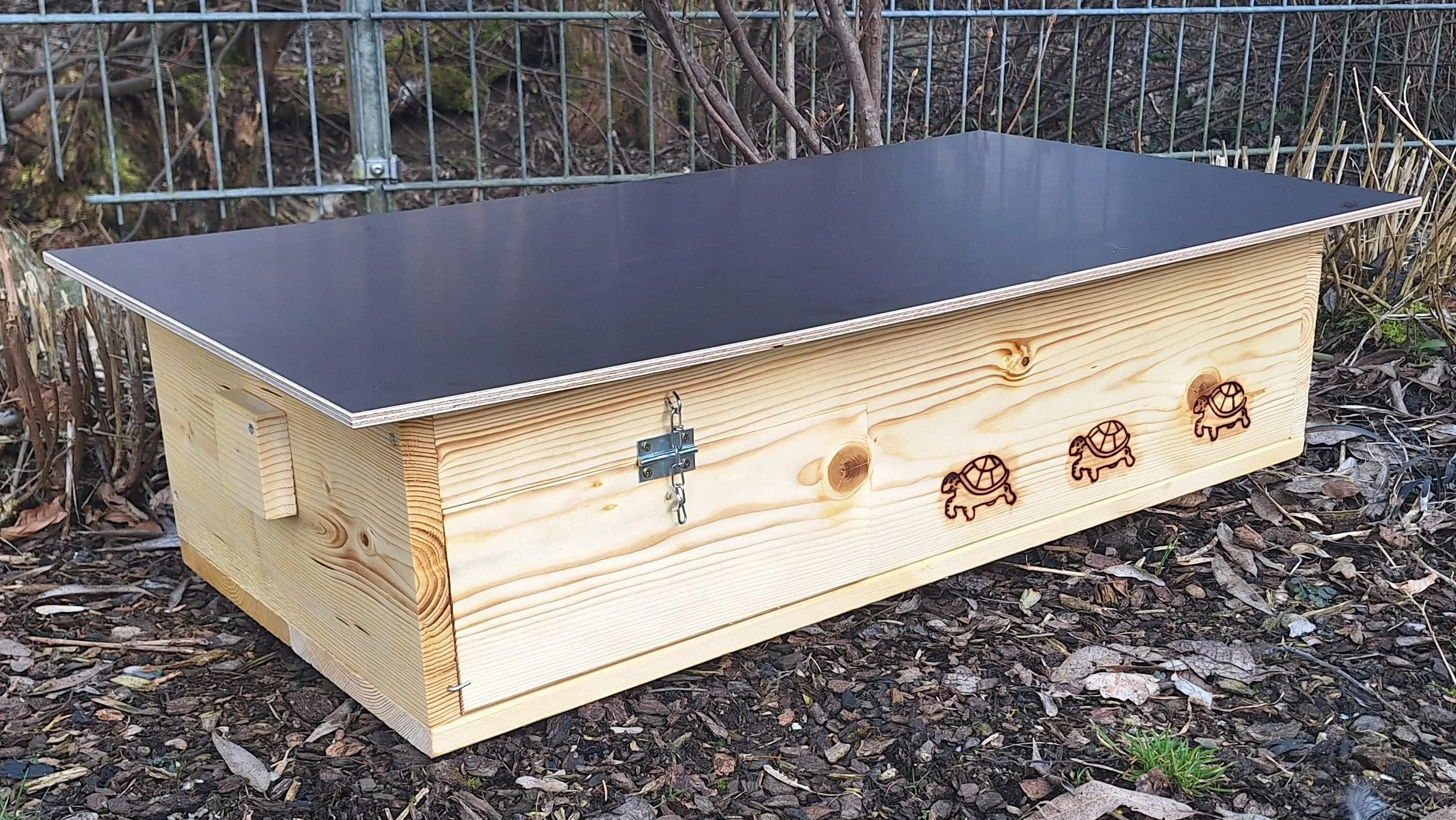 Casetta per tartarughe di alta qualità (SH9) in legno massiccio da 20 mm, resistente alle intemperie, con fondo e porta, con ventilazione regolabile, resistente alle intemperie