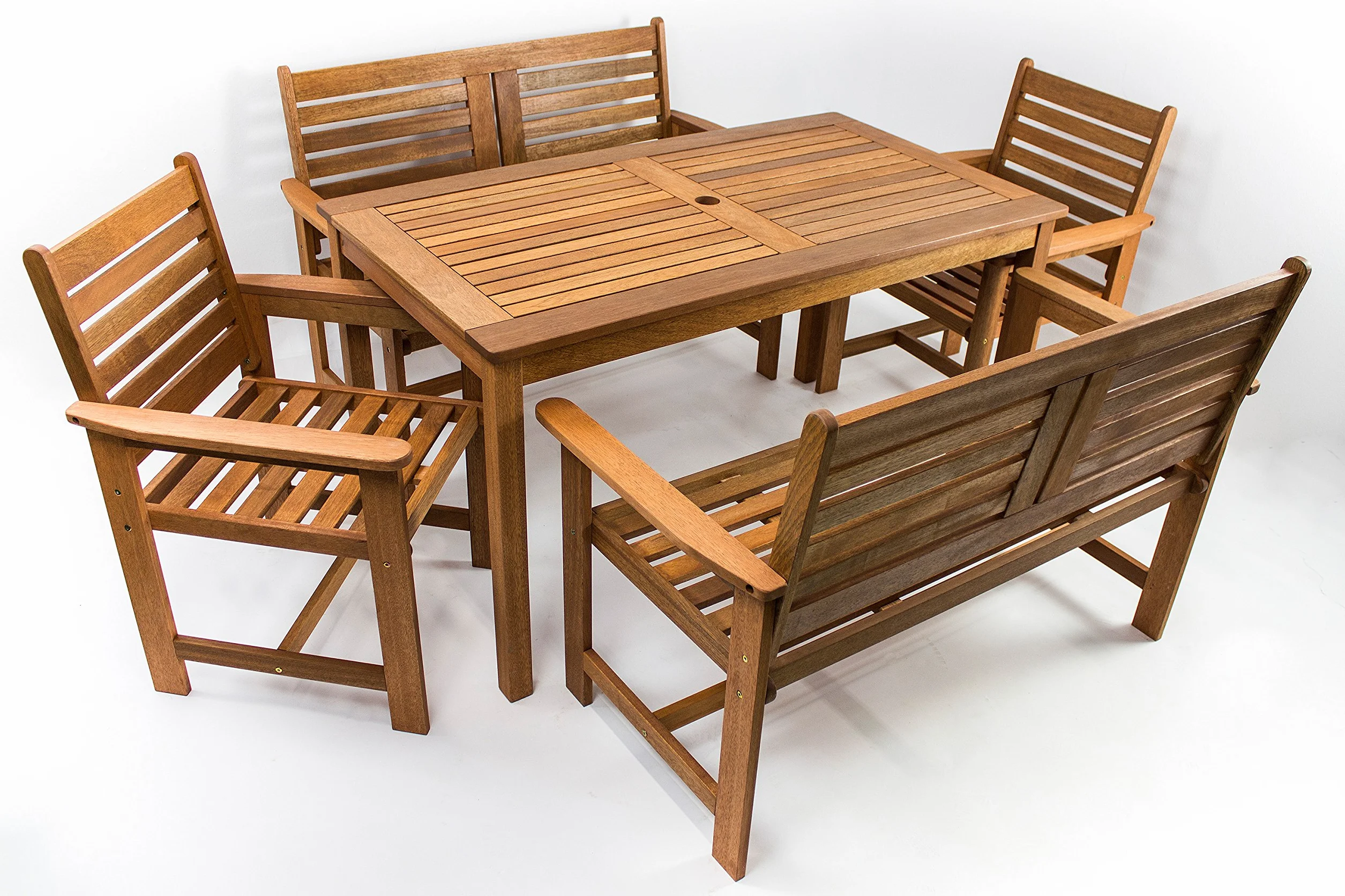 AVANTI TRENDSTORE Set da giardino 5 pezzi in legno tropicale tavolo 135x73,5x75 cm sedie 61x88x62 cm panche 120x88x62 cm