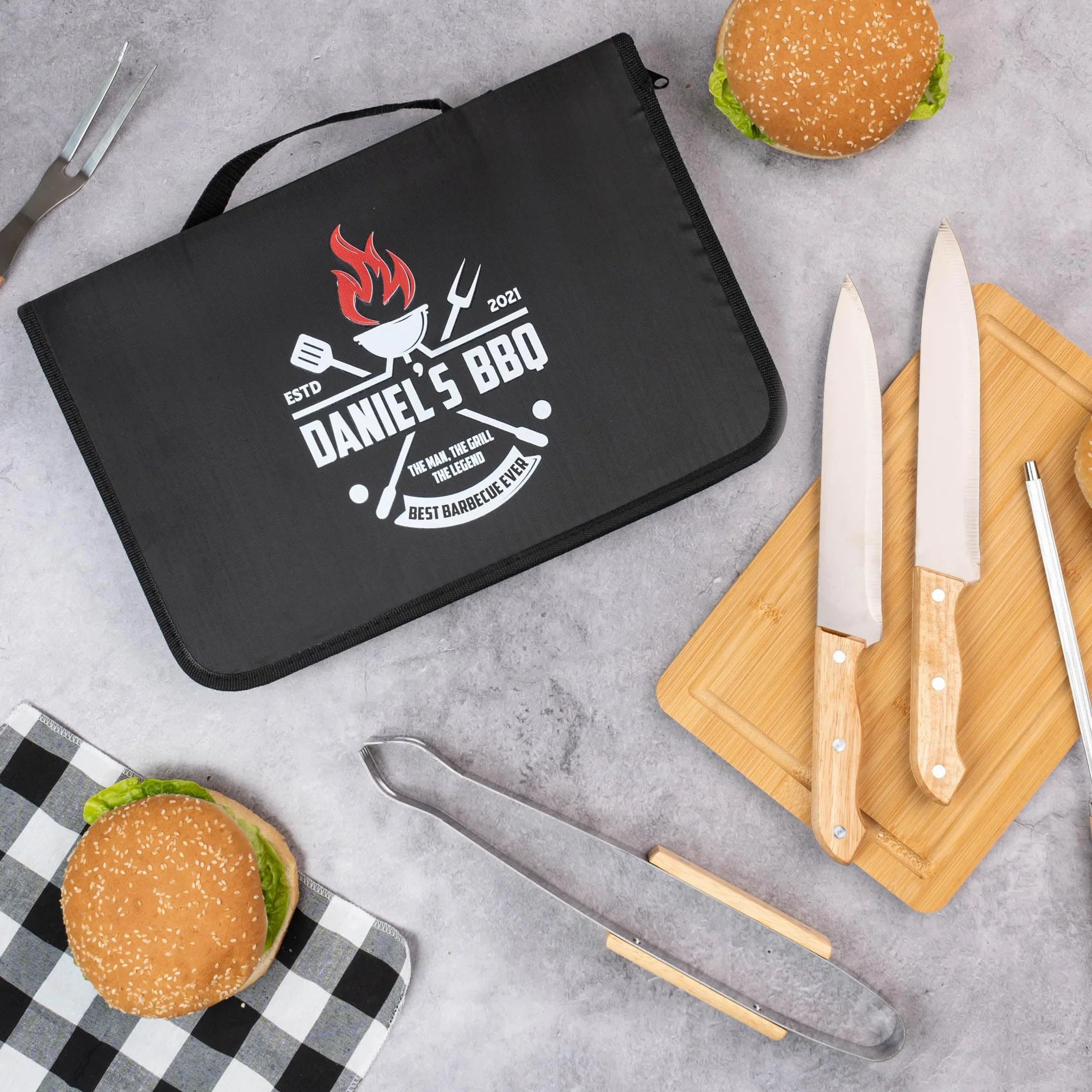 Wanapix | Set per Barbecue Personalizzato | Include 6 Accessori (2 coltelli, Affilatore, Trinciatrice, Pinzette, Tavola) | Custodia Personalizzata con Nome e Testo | Best BBQ