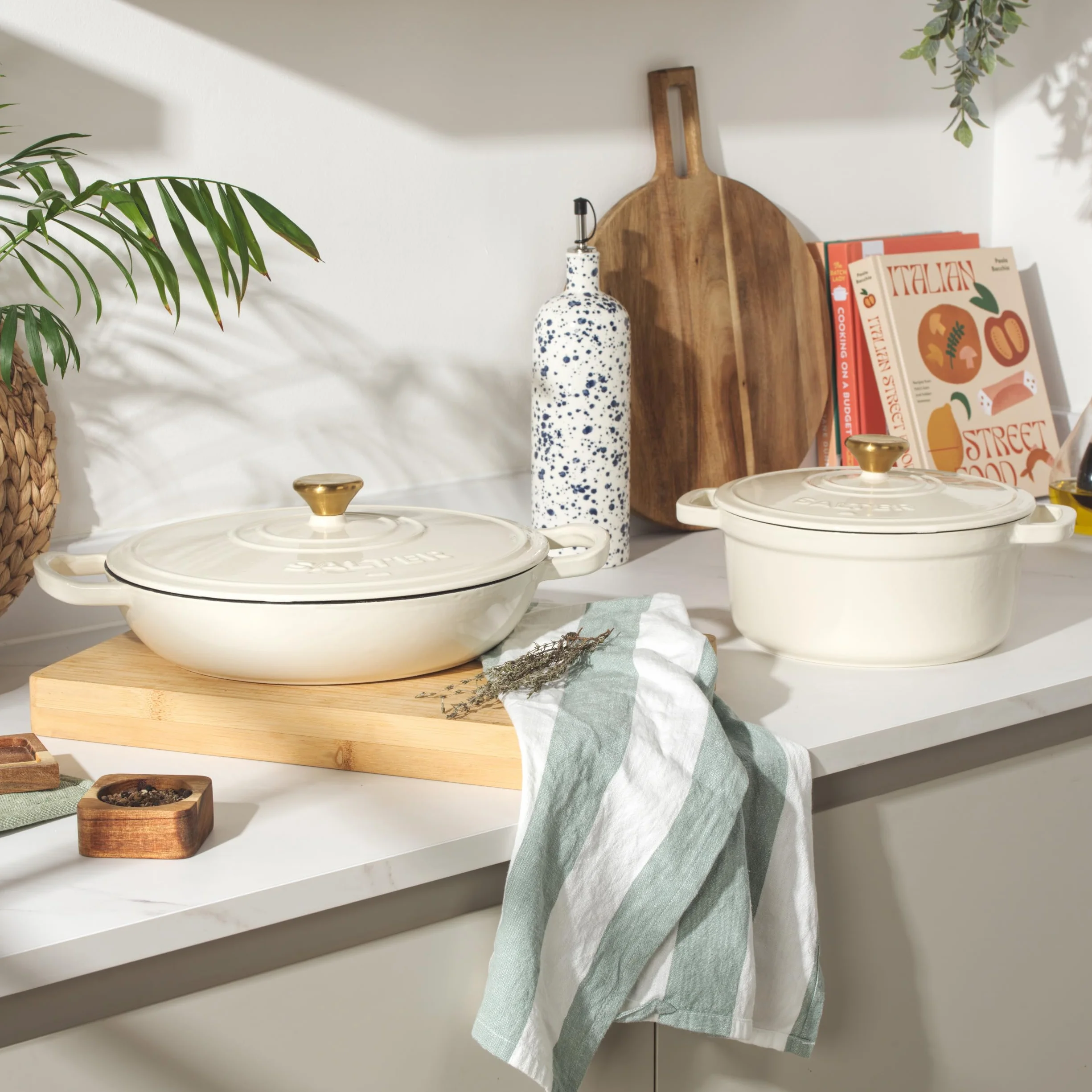 Salter Casseruola a Bassa Altezza in Ghisa Chester – Crema, 30 CM, Coperchio Auto-Irrorante, Forno Olandese, Cucina da Piano di Cottura a Forno, Adatta per Tutti i Tipi di Piano cottura 2.8L