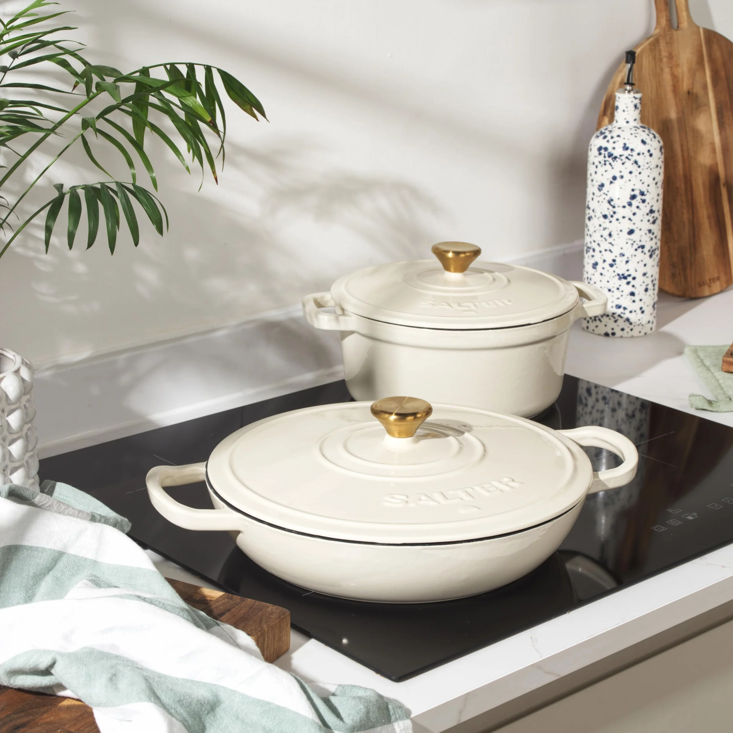 Salter Casseruola a Bassa Altezza in Ghisa Chester – Crema, 30 CM, Coperchio Auto-Irrorante, Forno Olandese, Cucina da Piano di Cottura a Forno, Adatta per Tutti i Tipi di Piano cottura 2.8L
