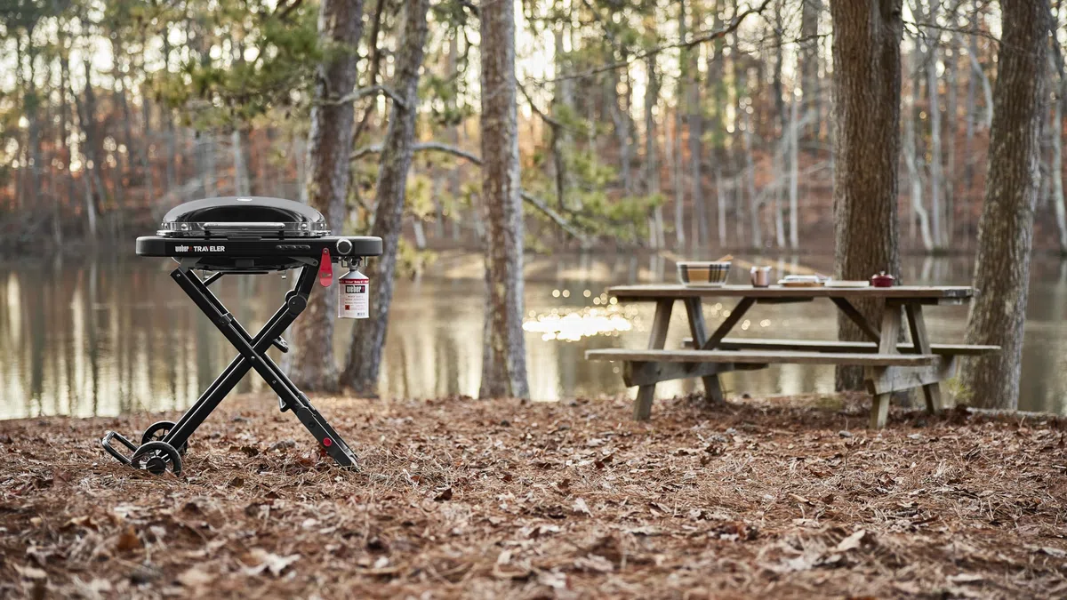 Weber Traveler Compact Barbecue a Gas, Griglia 52x36 cm, BBQ Portatile, Carrello Ripiegabile, Nero