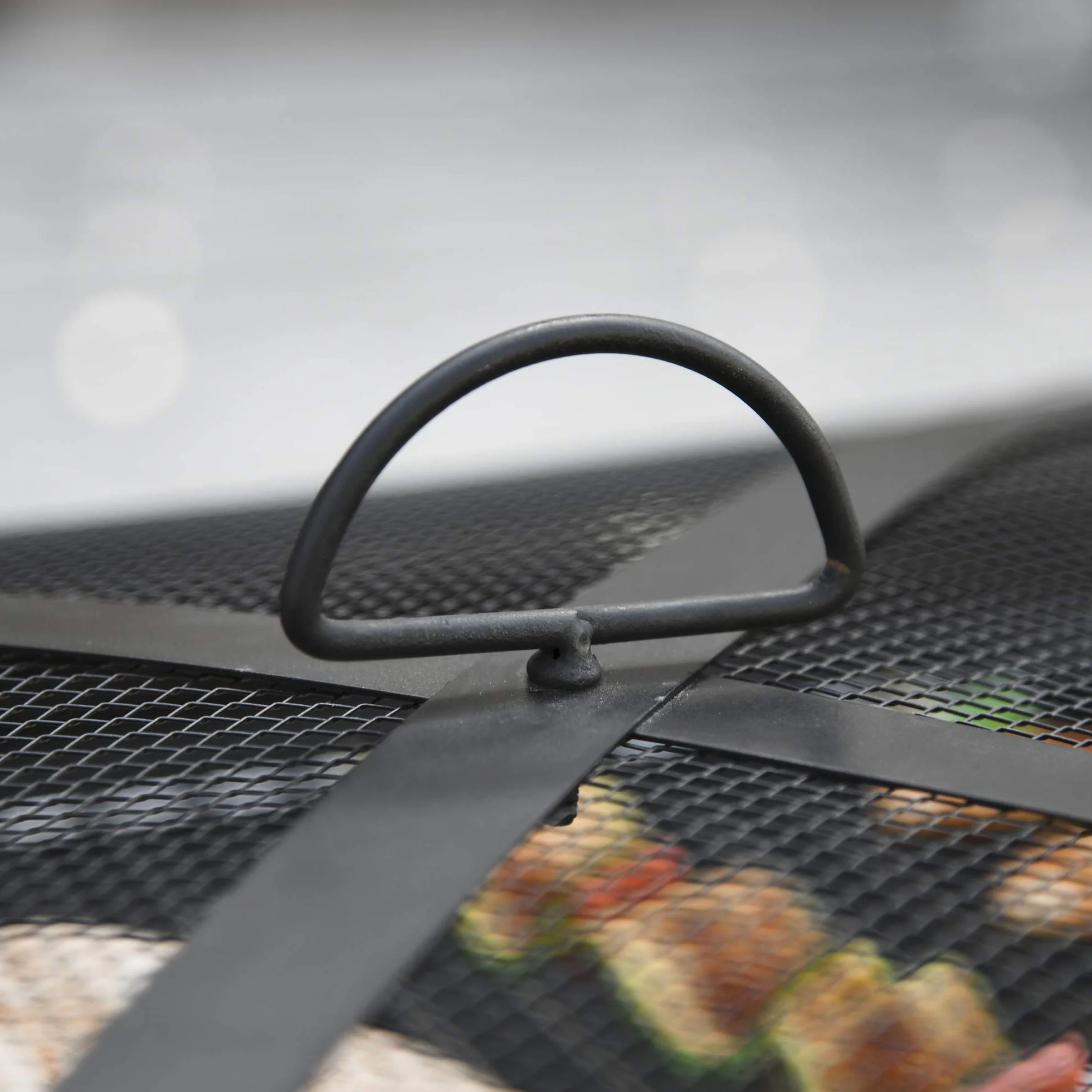 Outsunny Braciere da Giardino 76x76x47cm Nero con Coperchio Parascintille e Griglia per Barbecue
