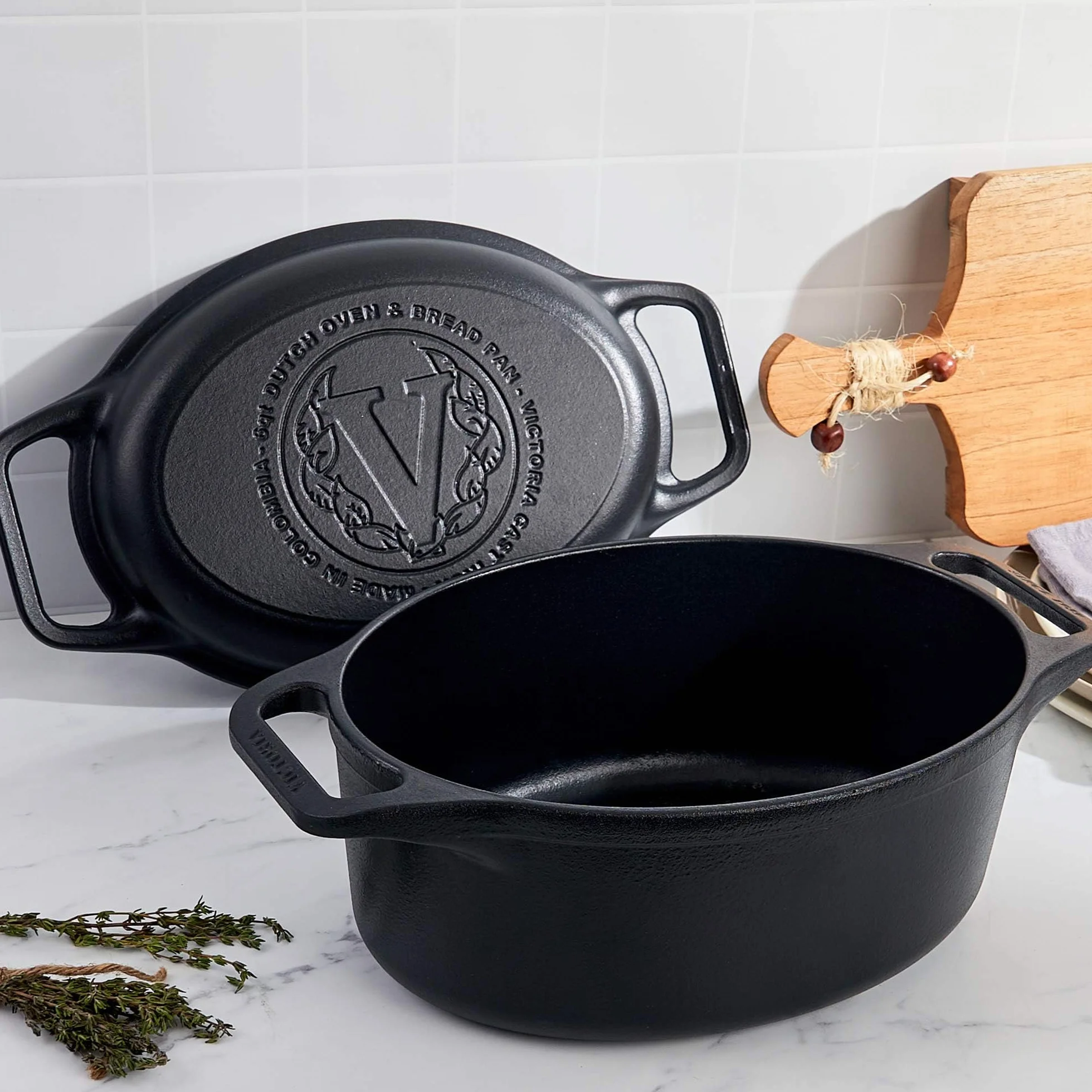Victoria Forno Olandese, Pentola et Padella Induzione Ghisa Smaltata 31 cm Ovale, Cocotte 5,7L, Senza PTFE né PFOA, Adatta per Fuoco, Barbecue, Forno, Vetroceramica, Gas