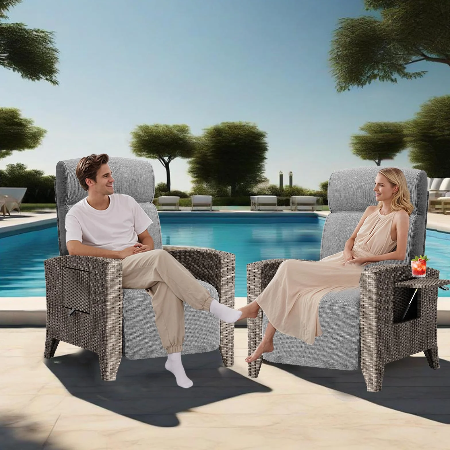 Sedia da Giardino in Rattan, Sedia Sdraio Imbottita da Casa, Portata 200 Kg, Schienale Regolabile a 160°, Tavolino Laterale Integrato, Adatta Per Giardino, Piscina, Balcone (Grigio Marrone, 1pack)