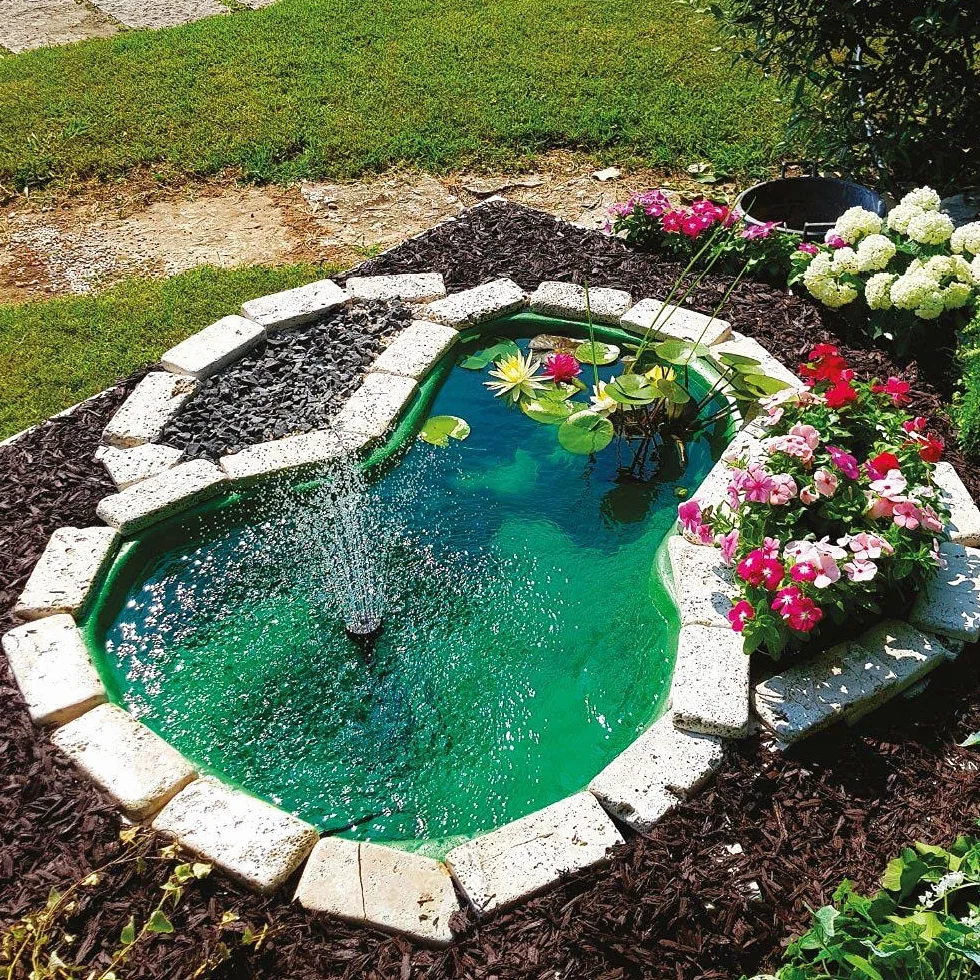 Kit Laghetto da Giardino Preformato 220 Lt Giardini d'Acqua – Vasca Verde Mod Bracciano 136×100×34 per Pesci, Tartarughe, Ninfee, Piante Palustri + pompa e filtro Ecopond 2 con giochi d'acqua