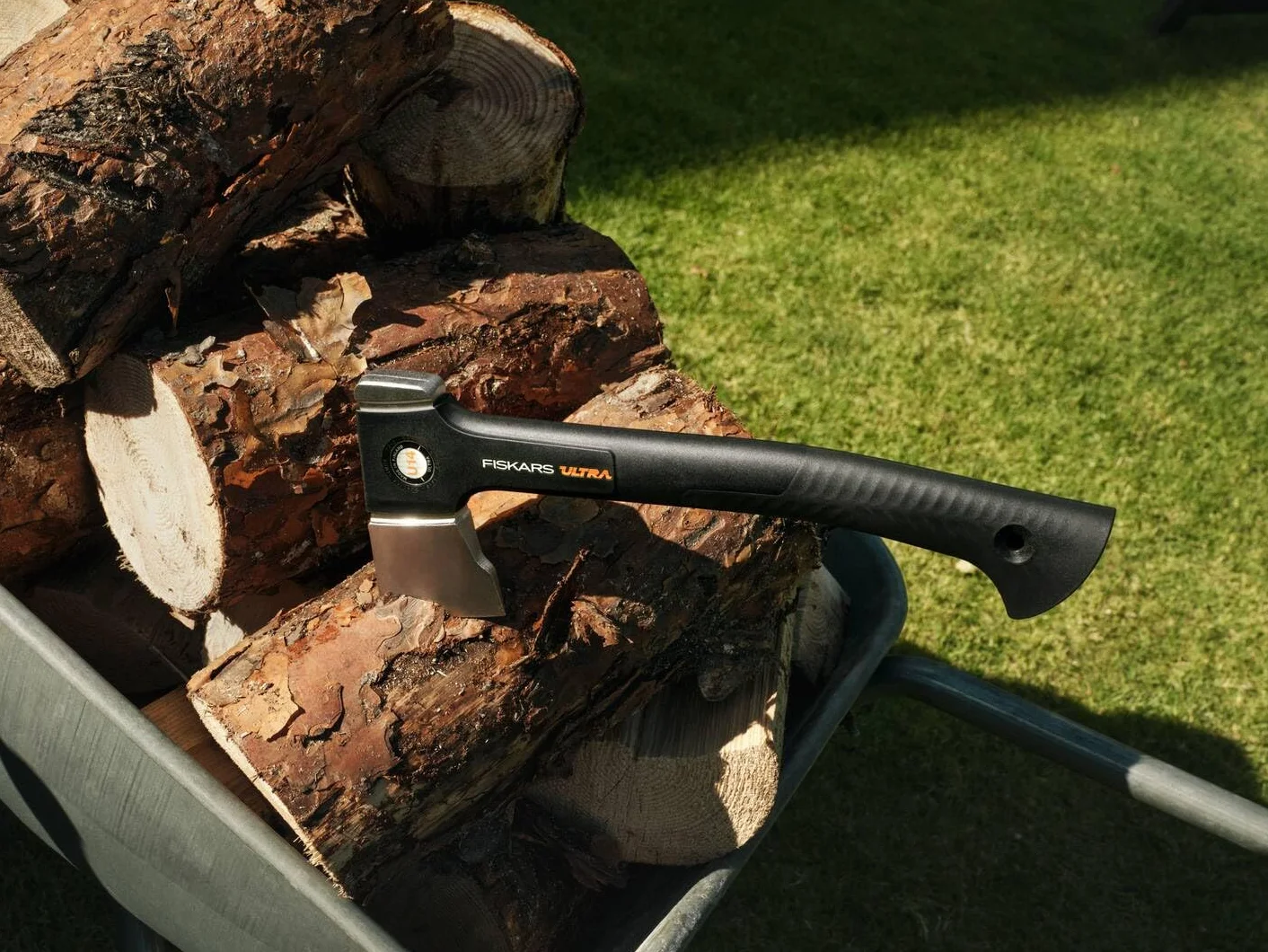 Fiskars Ultra Ascia Universale U14, Ascia Multiuso per Giardino, Lama Acciaio Carbonio, Manico FiberComp, 35,5 cm, Nero