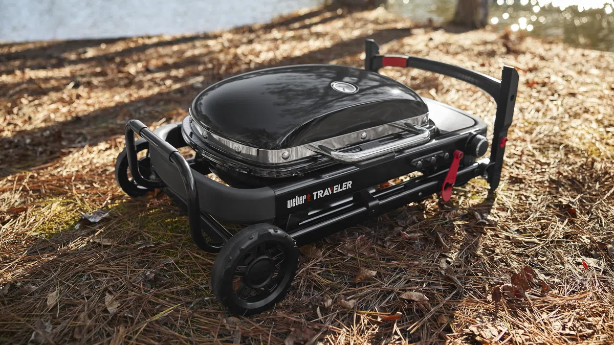 Weber Traveler Compact Barbecue a Gas, Griglia 52x36 cm, BBQ Portatile, Carrello Ripiegabile, Nero