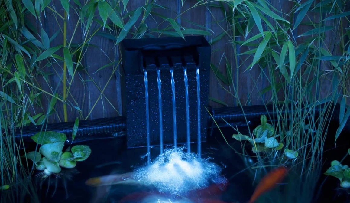 Aquagarden, Affinity, Kit Completo per laghetto Alto con finestre, a Forma di Mezzaluna, Piscina con Gioco d'Acqua, tra Cui Inpond 5 in 1 2000 Pompa dell'Acqua e Stagno con chiarificatore UV, Tre